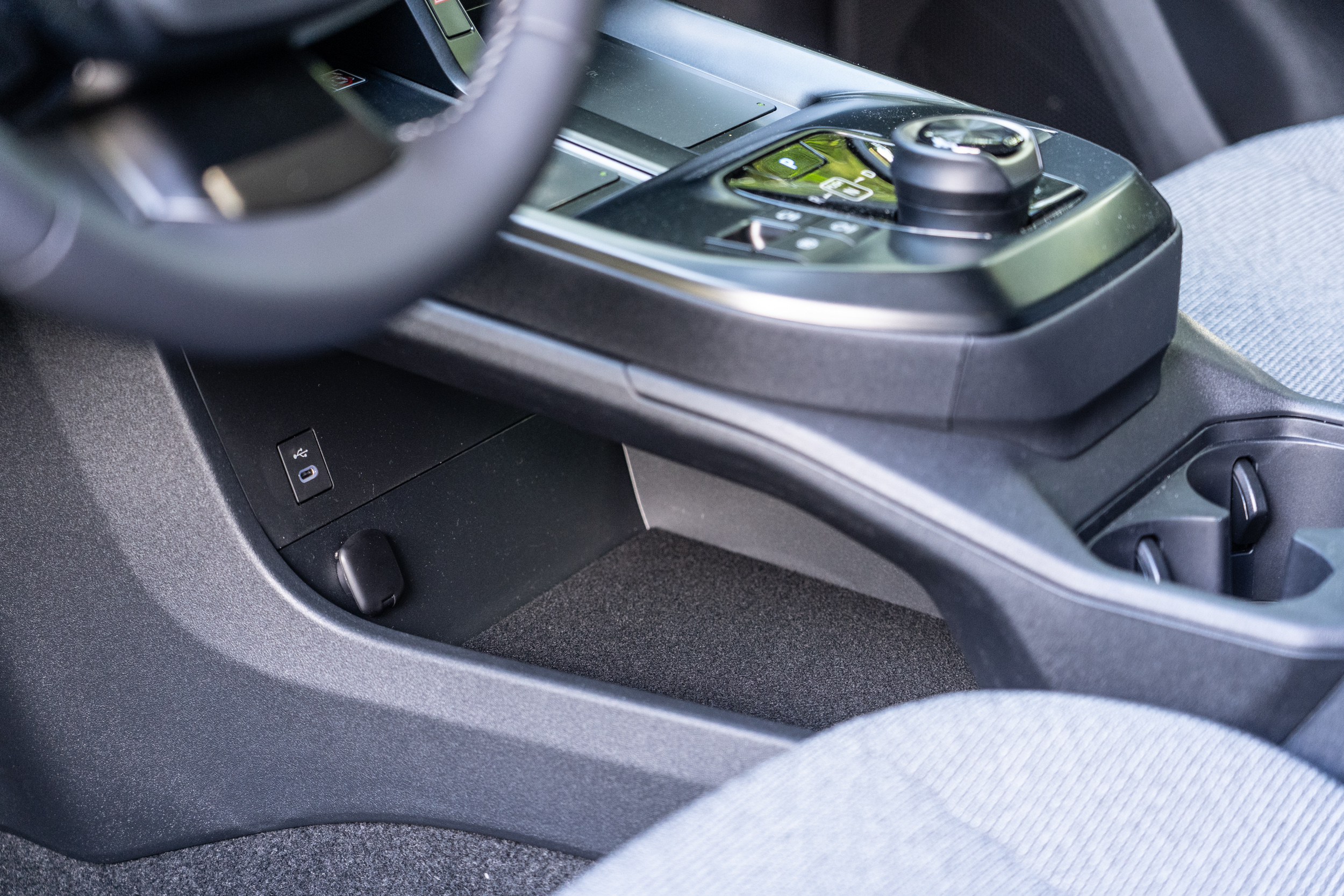 中央鞍座採取雙層設計，下方具備置物與充電功能。