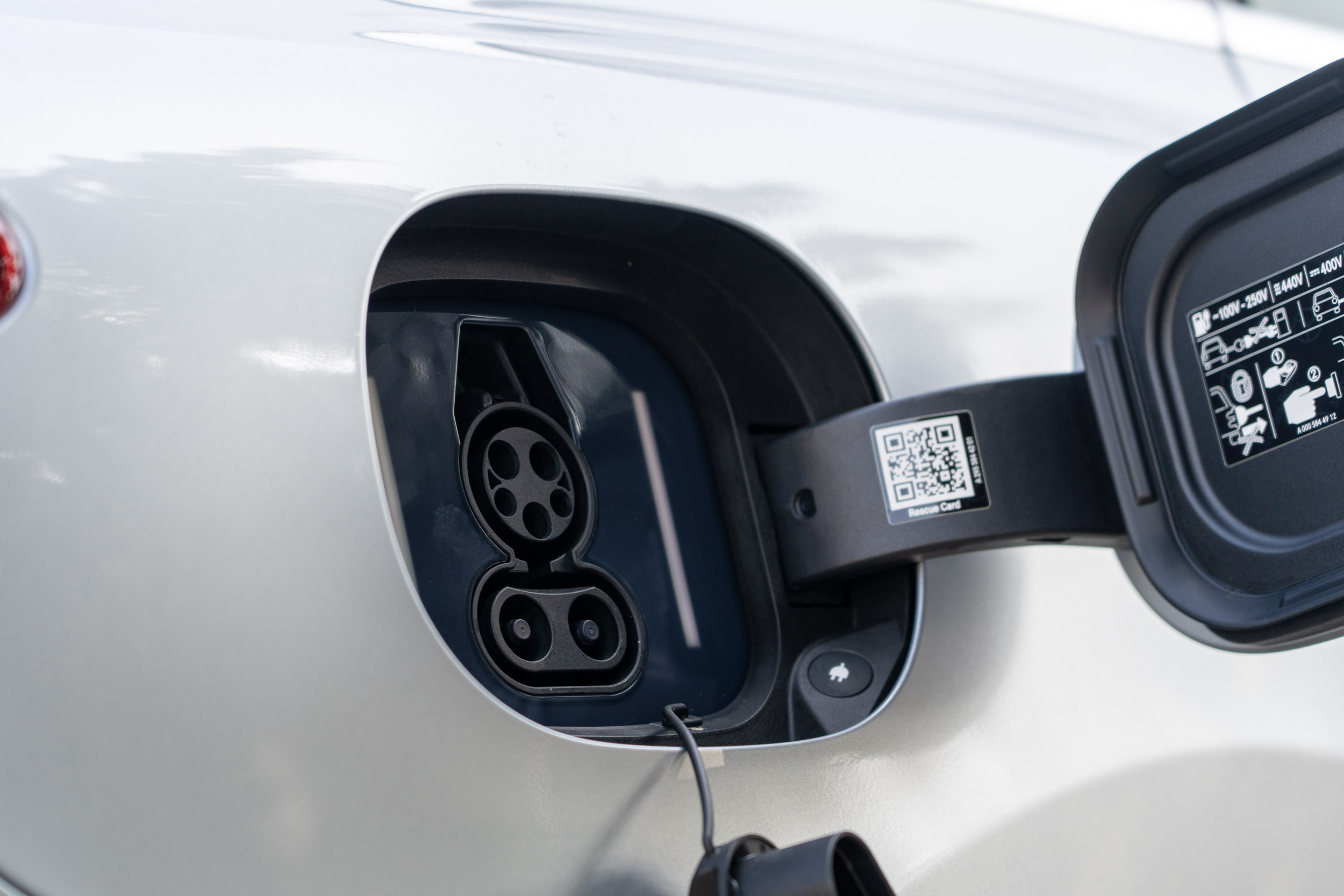 充電規格為 J1772 / CCS1。