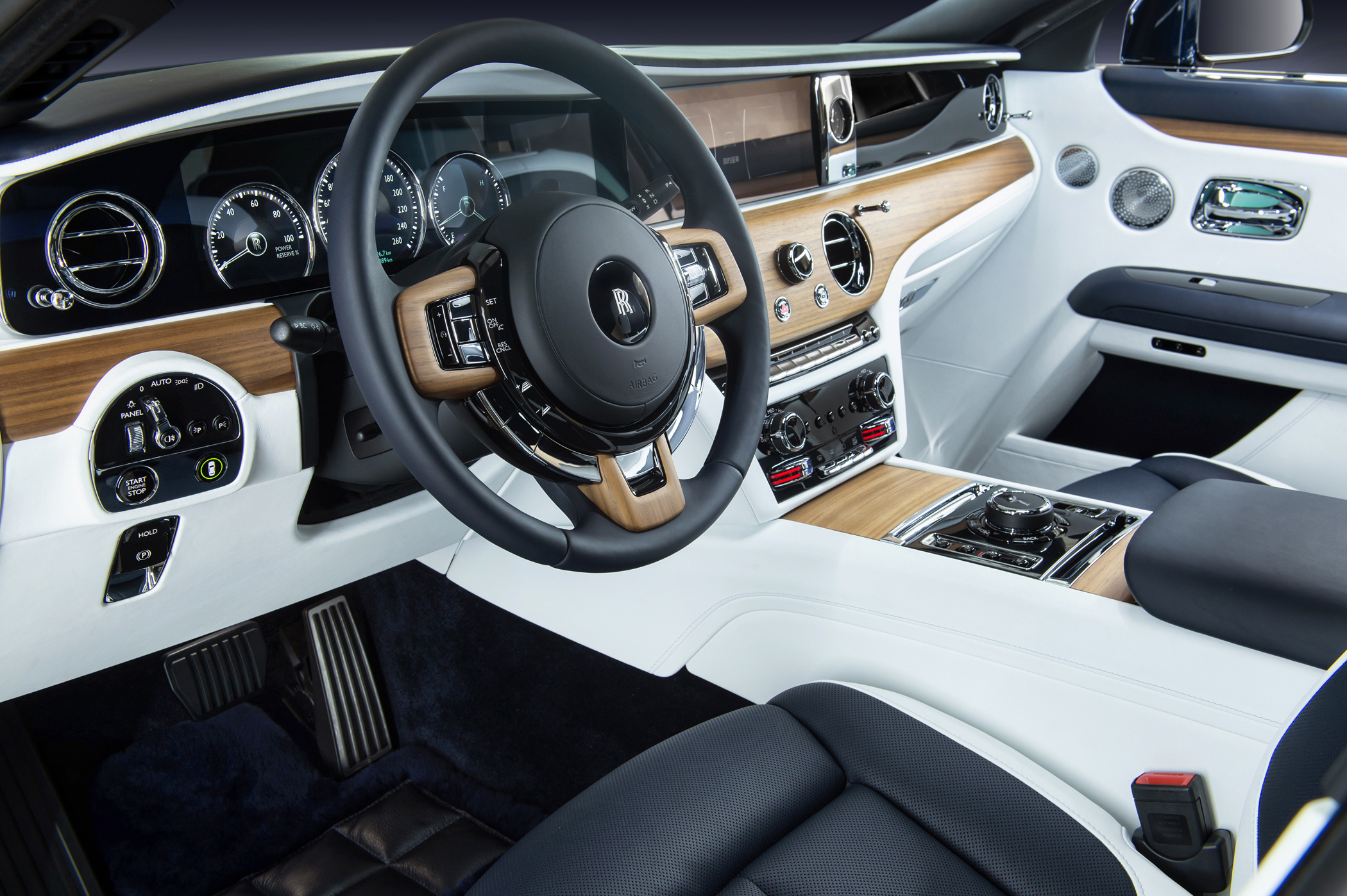 全新內裝設計,層峰客戶可完全打造自我風格的全新Ghost車室氛圍。