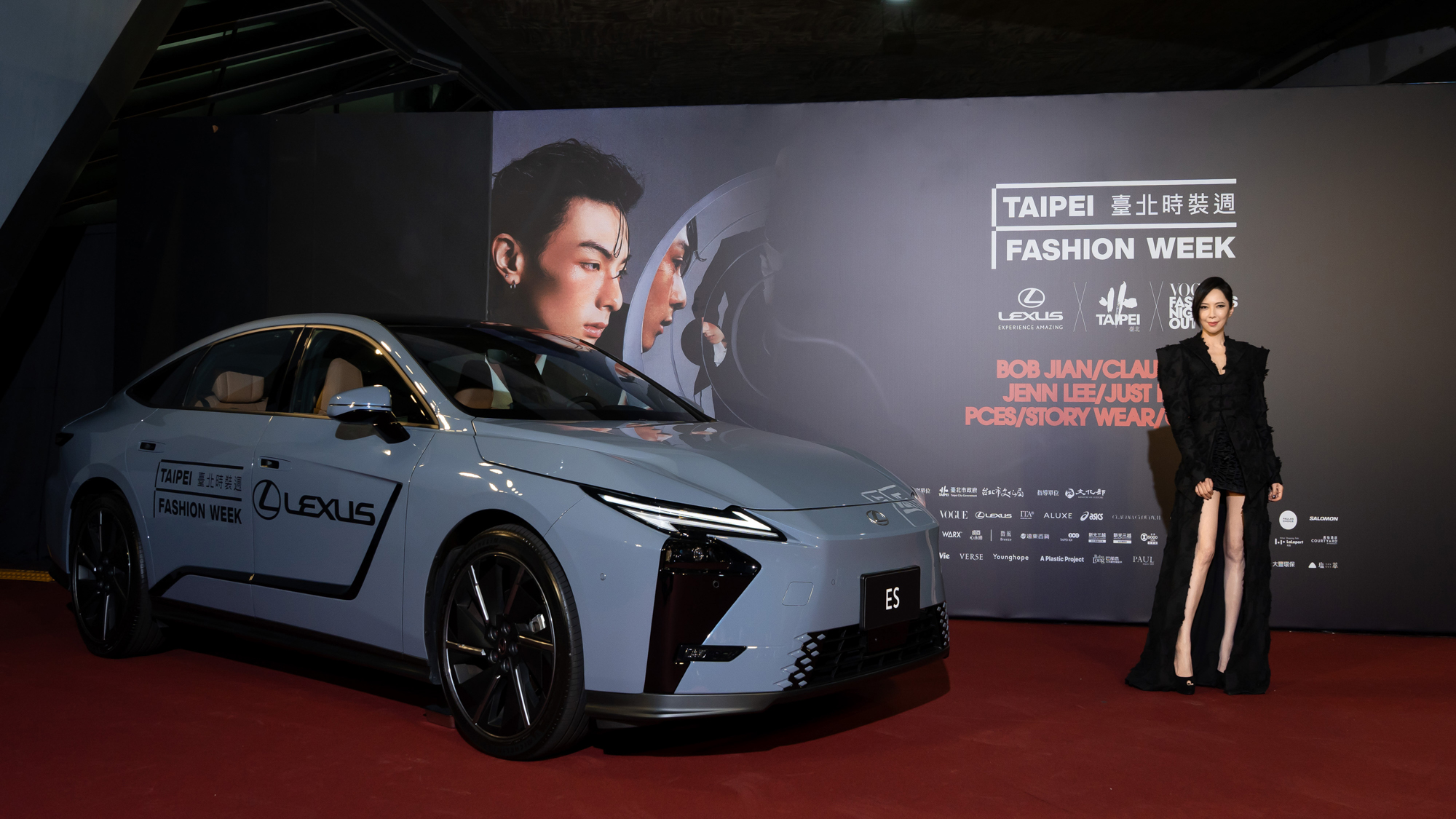 LEXUS前瞻純電豪華房車ES 500e化身「臺北時裝週展車」，與藝人天心同框， 以前瞻車身設計映襯俐落時尚造型，展現移動美學與個人風格交會的優雅姿態。