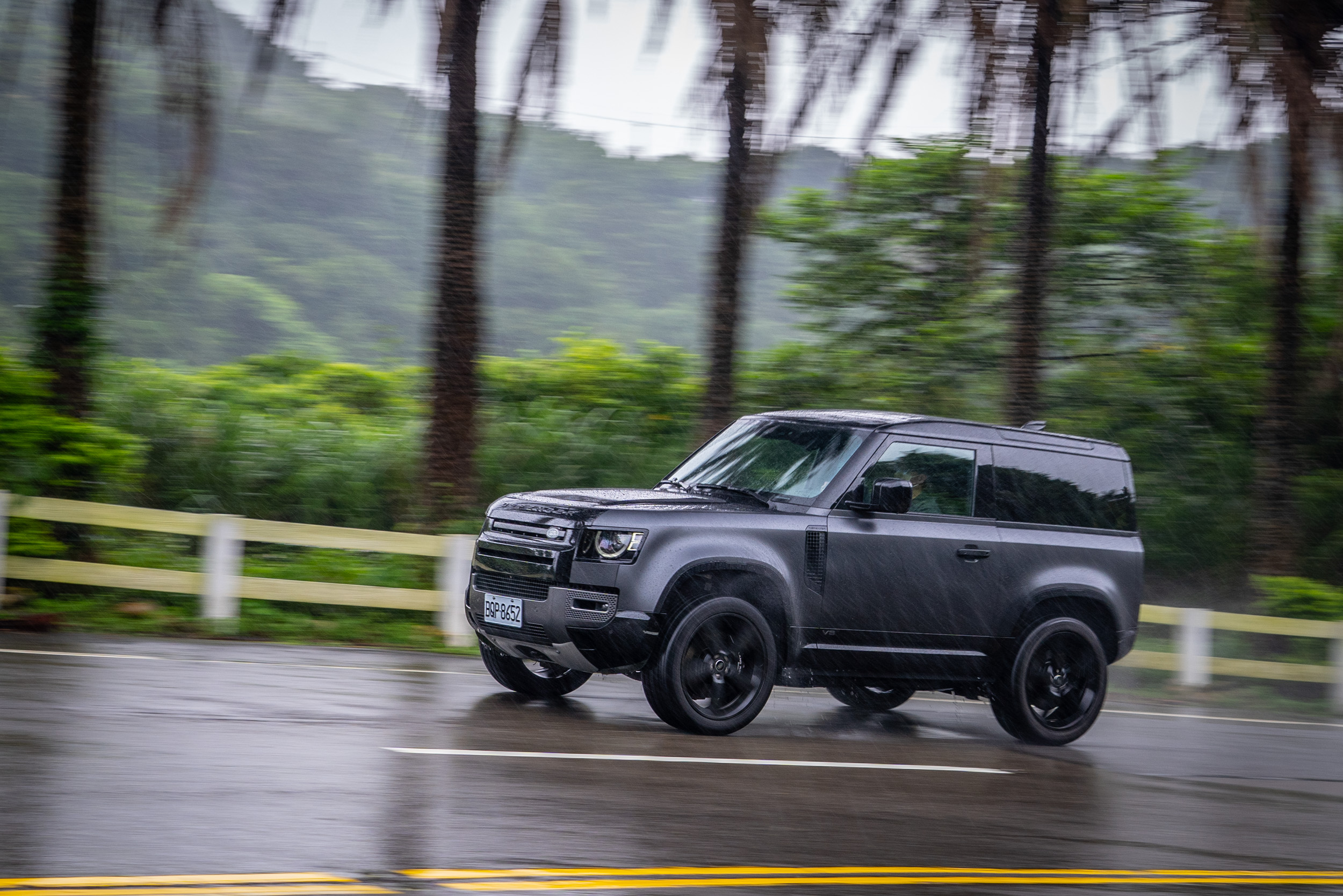 動力銜接 8 前速 ZF 自排變速系統,0-100 km/h 加速僅需 5.2 秒,極速達 240 km/h。