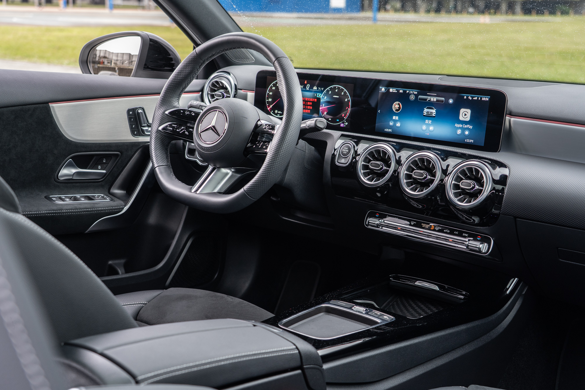 座艙內10.25吋的數位儀表與中央螢幕整合的寬幅介面，加上MBUX多媒體系統的導入絕對為視覺與操作重點。