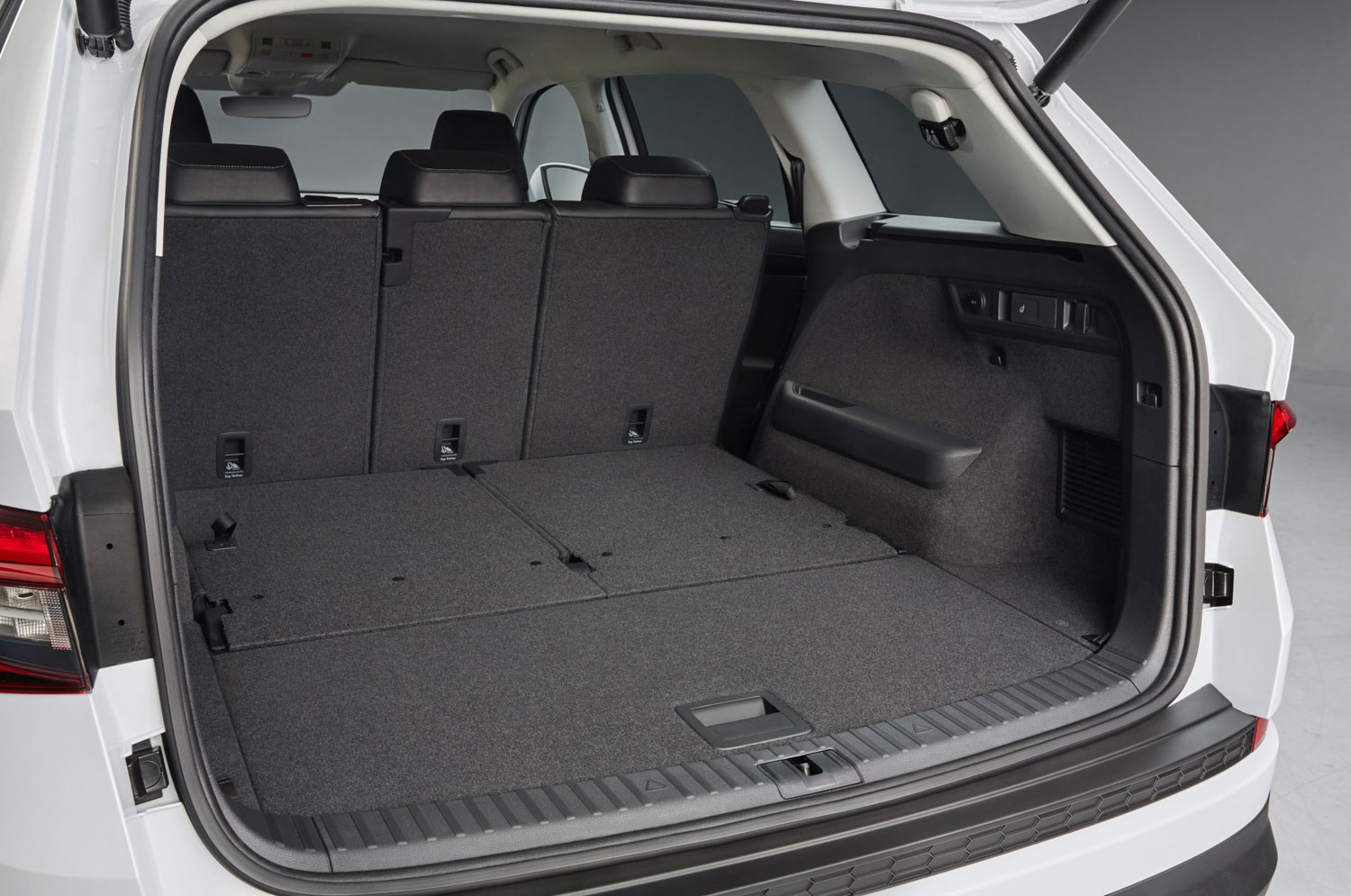 收起第三排座椅、維持五人座狀況時，車內更有高達 630 公升的後行李廂空間容積表現。
