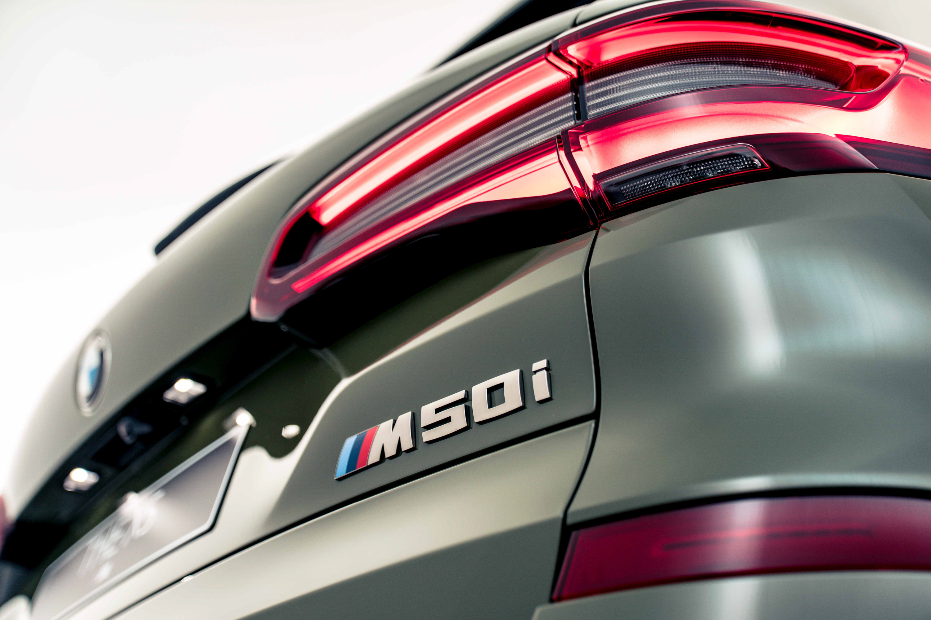 M Performance 專屬鈰灰色外觀套件在 M50i 車型的水箱護罩、車後視鏡蓋、矩形排氣尾管以及車尾 M50i 車型銘牌等處處可見