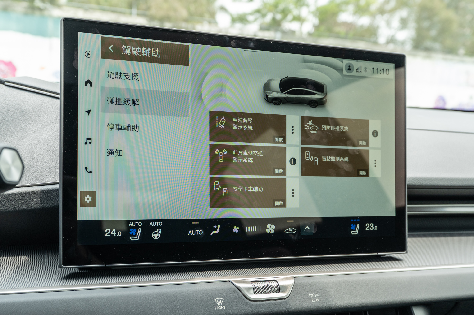 PCS預警式防護系統可更早預判前車減速，提前介入煞車以降低追撞風險，縱使視線受阻也能偵測橫向來車，避免視覺盲區造成碰撞風險。