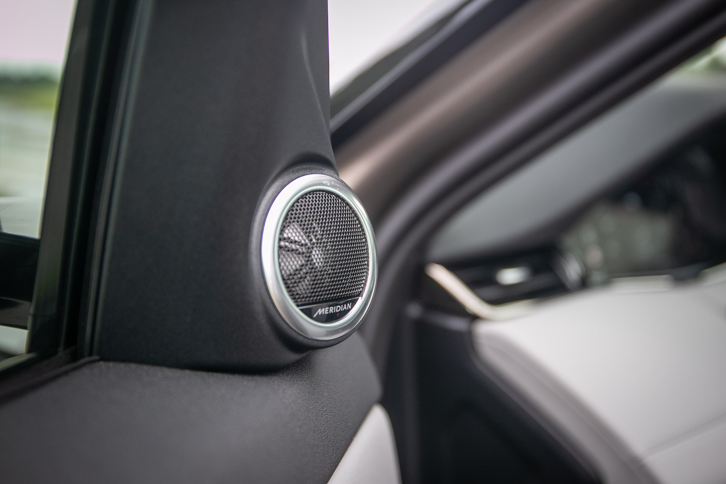 Meridian 400W 音響為頂級車型專屬。