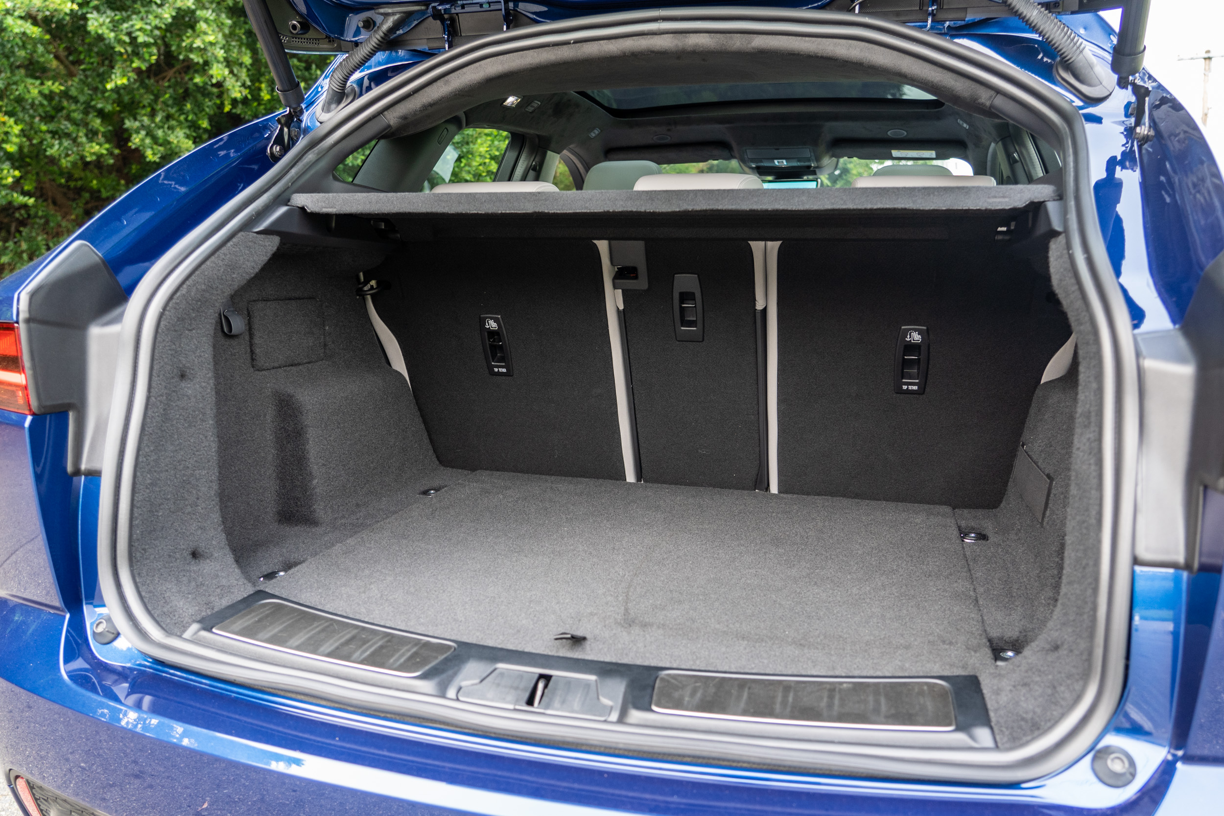 標準乘坐狀態下後廂容積為 494 公升。