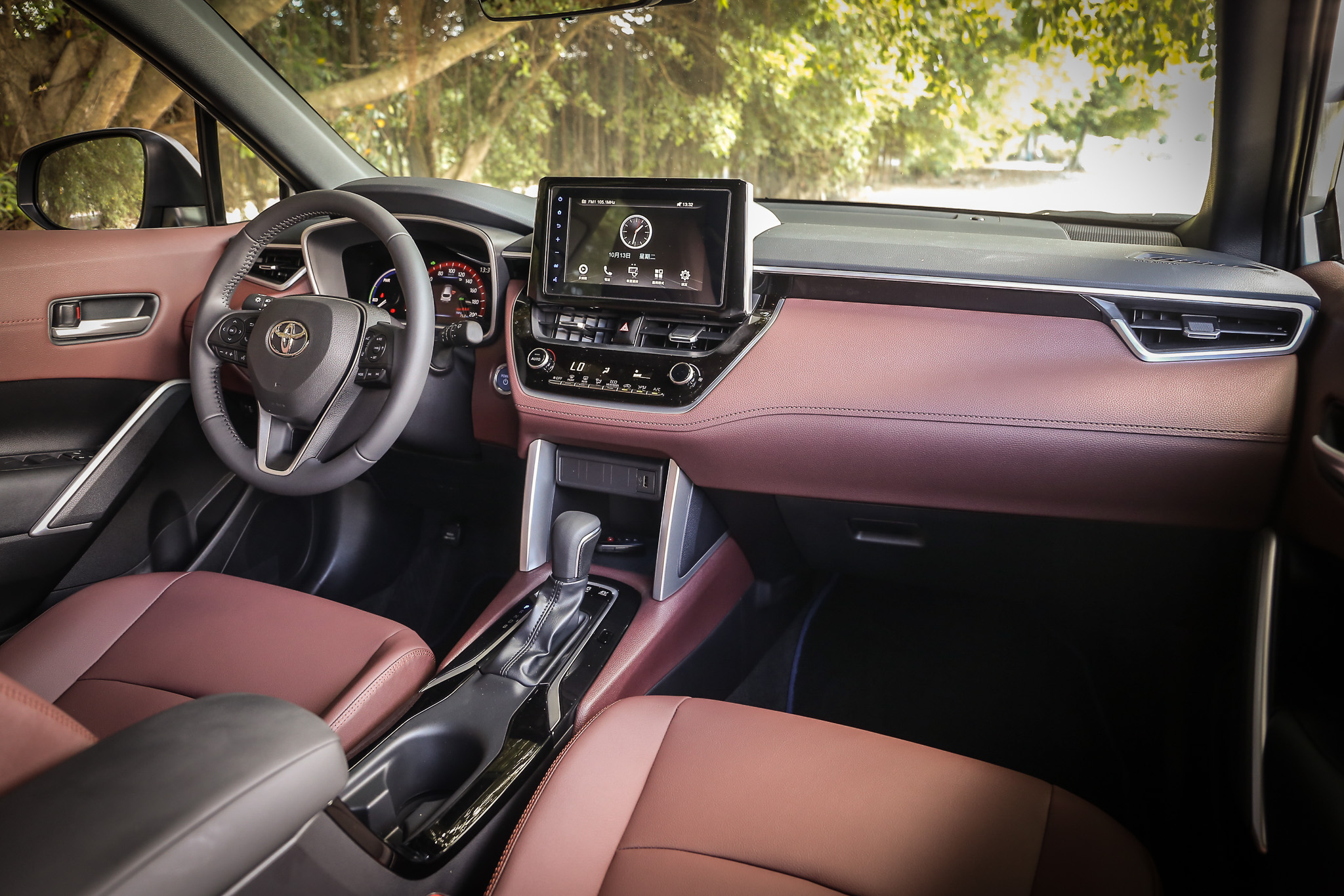座艙設計風格與 Corolla Altis 相當雷同，透過中控螢幕的整合大幅簡化控制介面的繁複度，換來更好的空間與視野。