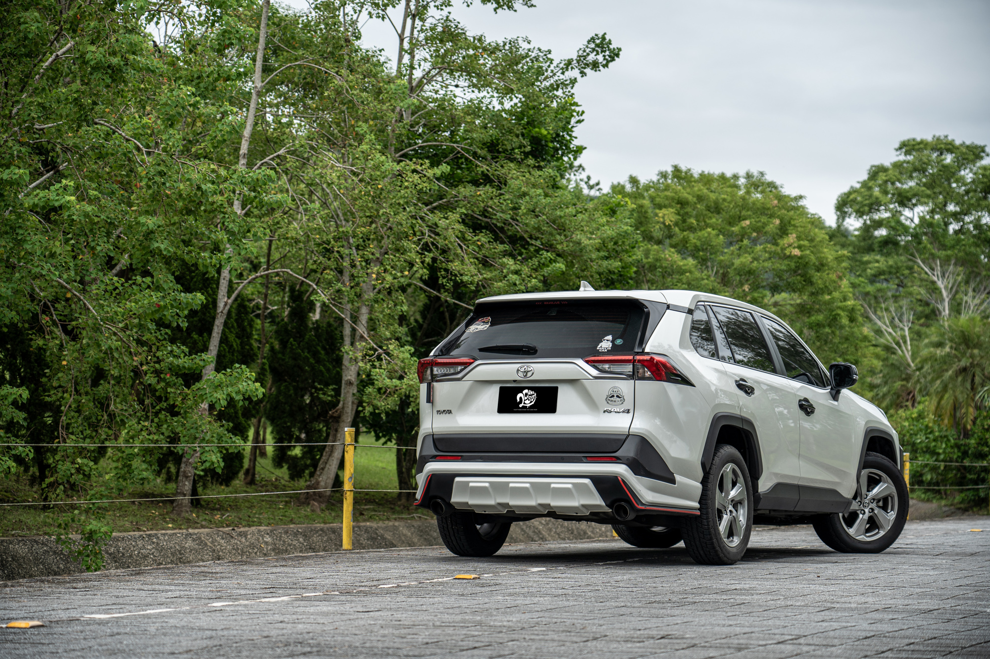 TOYOTA RAV4旗艦乃是向車主商借,外觀經過小幅改裝升級,但動力與底盤皆維持原廠設定,進行比較仍有一定公平性。車價部分以2023年式官方公佈為116萬元。