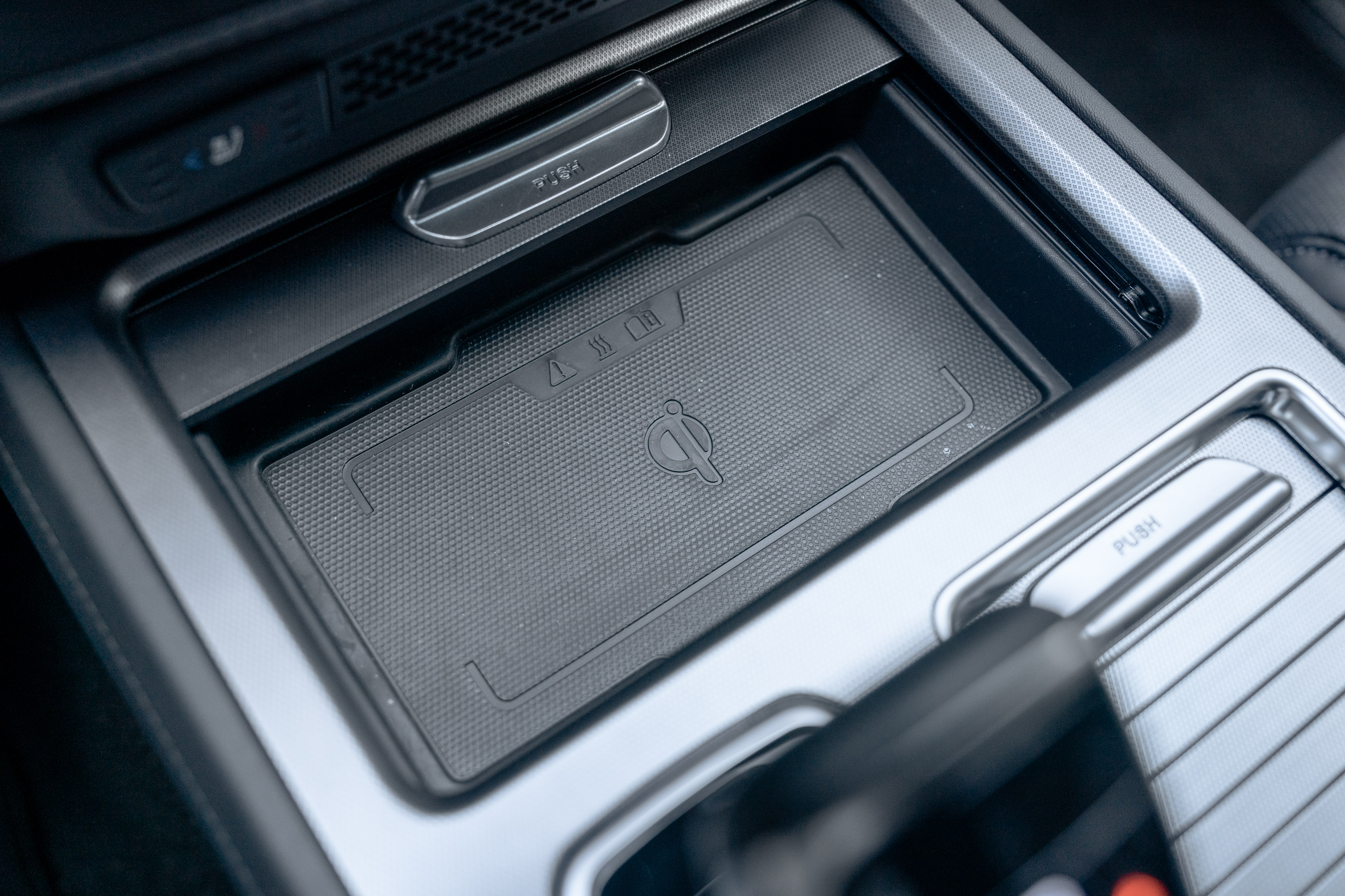 配備手機無線充電座,這是個專屬於手機的空間,若放置其他物品系統會顯示偵測到異物。