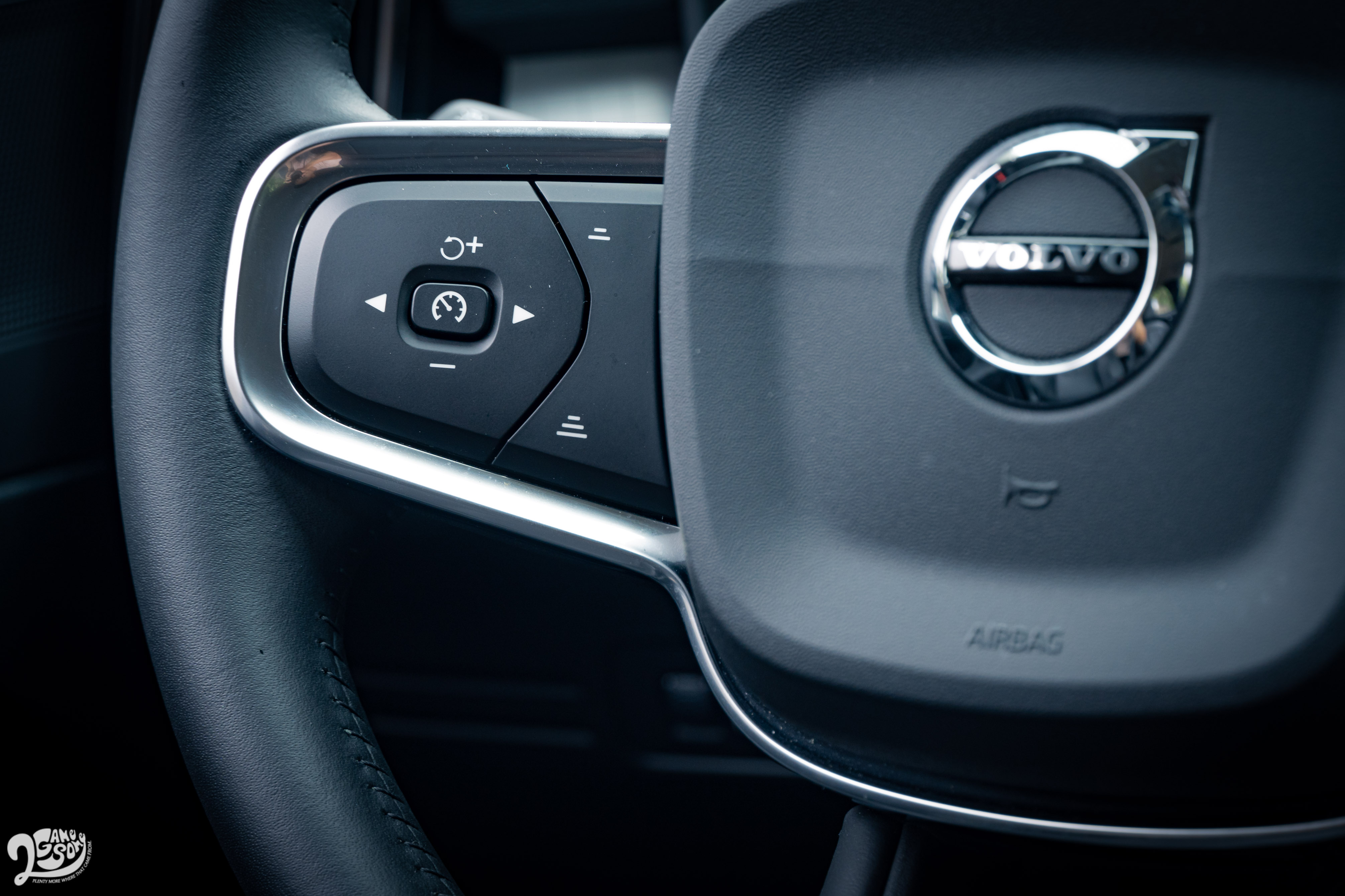智慧駕駛功能由方向盤左側控制。