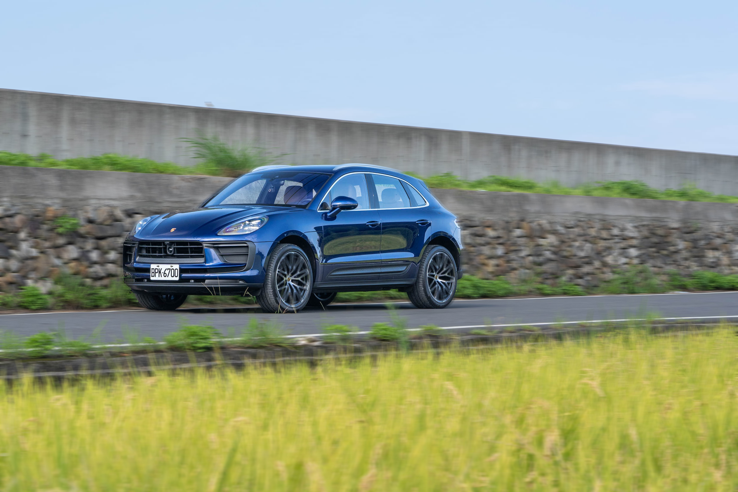 二度小改款的 Macan 駕馭樂趣仍為同級中佼佼者,但論行路質感則顯弱勢。