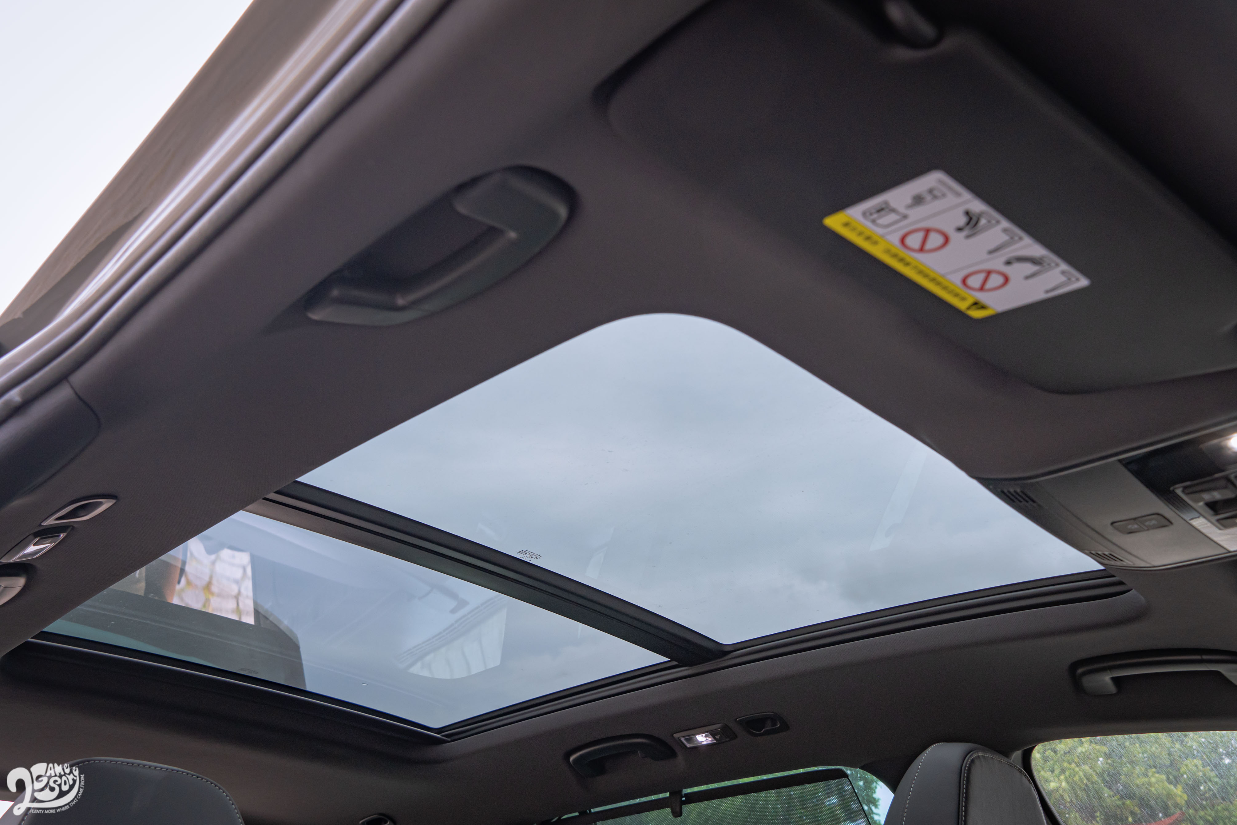 全景式電動玻璃天窗是 Sportline 以上標配。