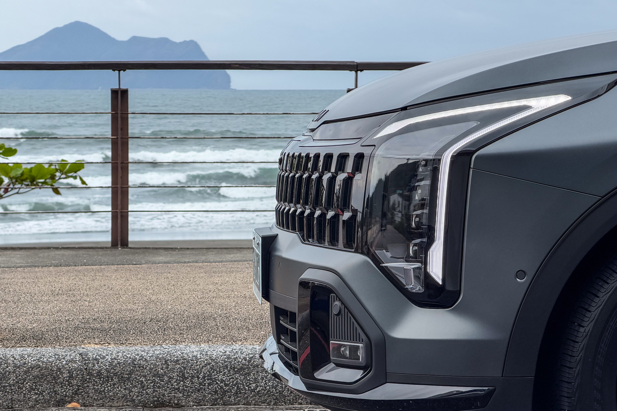 海天一色的龜山島美景與X-line專屬造型水箱護照相輝映。
