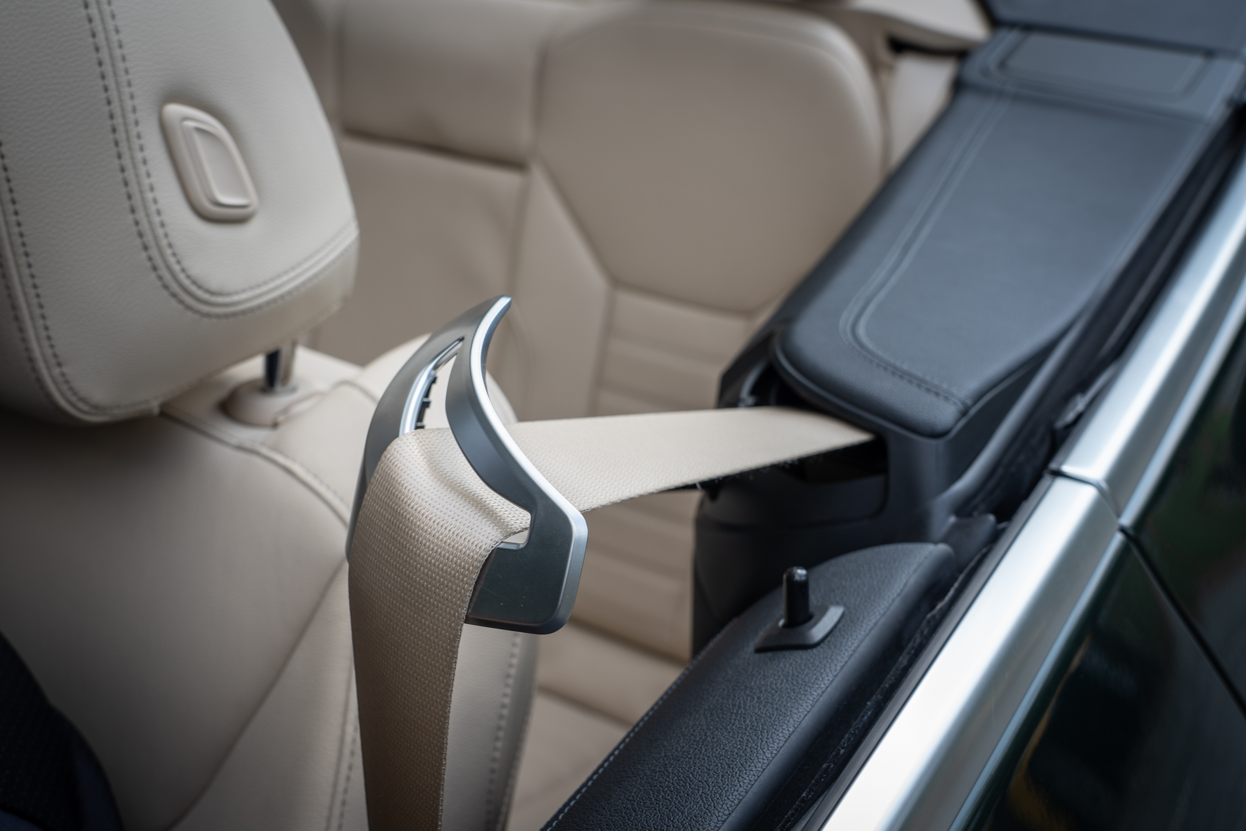 前座安全帶自動前推功能，讓上車繫安全帶動作更為輕鬆容易。