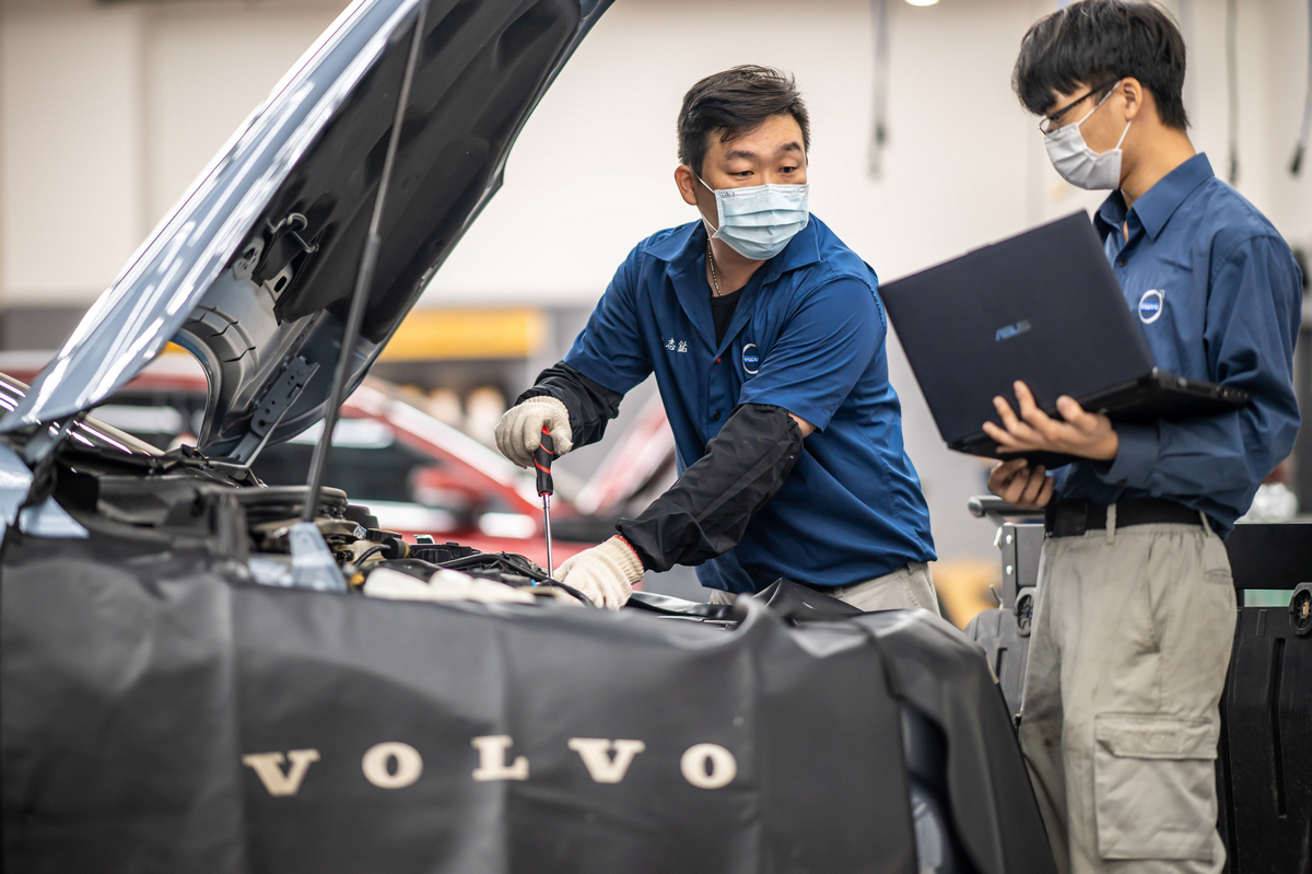 一樓後方則是空間獨立的接待及維修服務區,設有 8 個獨立工位與專屬全功能四輪定位工作區,同時斥資購入拆胎機與平衡機。