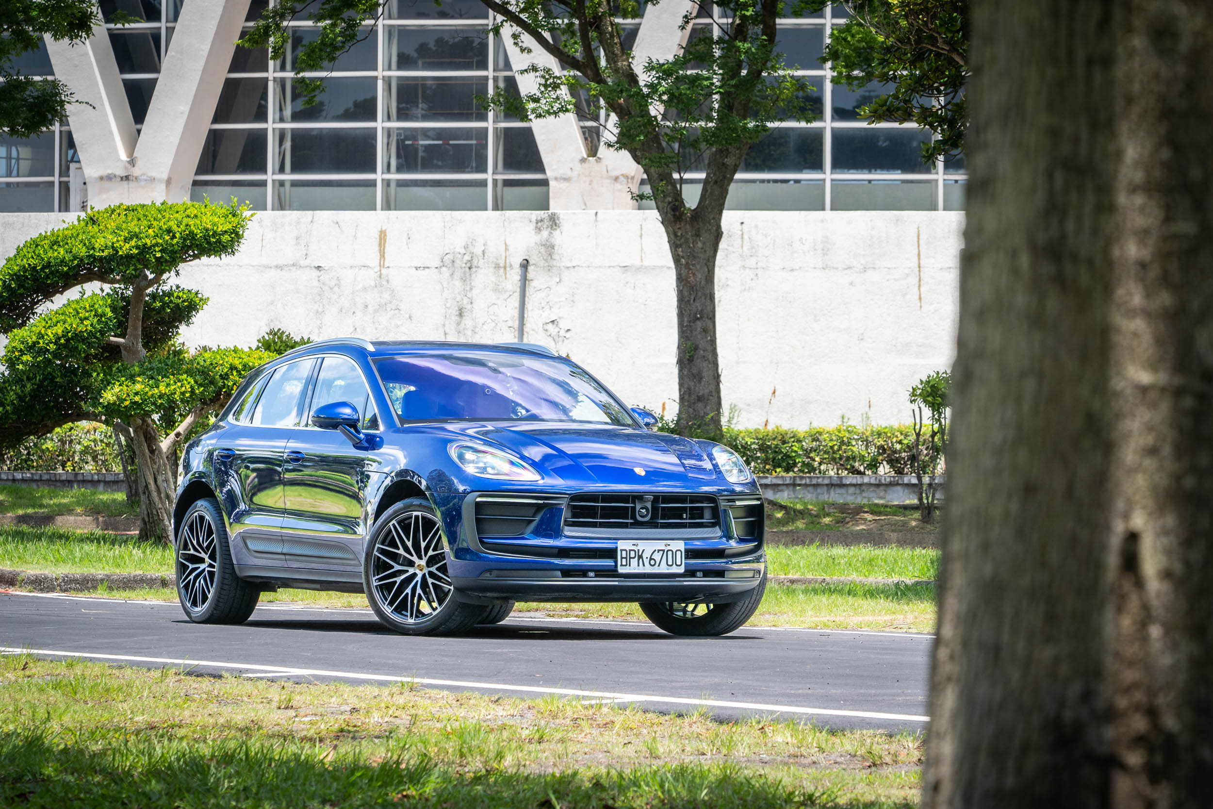 試駕車款為 2022 年式 Porsche Macan 2.0T 車型,當時售價為新台幣 284 萬,而 2023 年式則漲價為 297 萬。