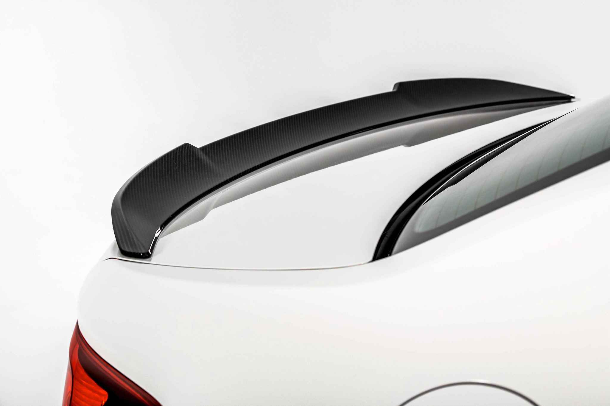 碳纖維 M 擾流尾翼除了讓 BMW M2 CS 更顯跑格化，更能確實產生下壓力，增加高速行駛時的車身穩定度。