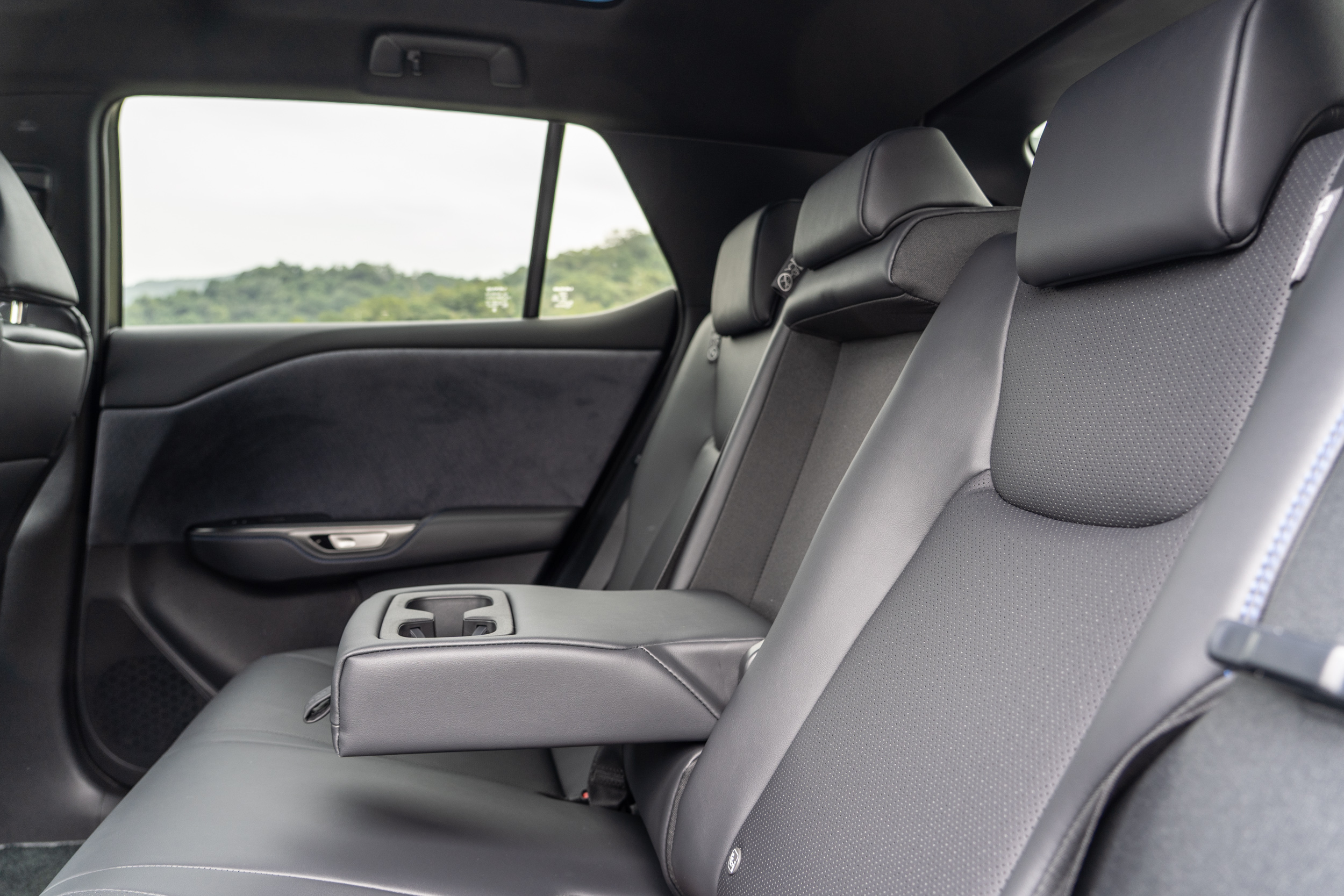 後座椅背具備角度可調機制。