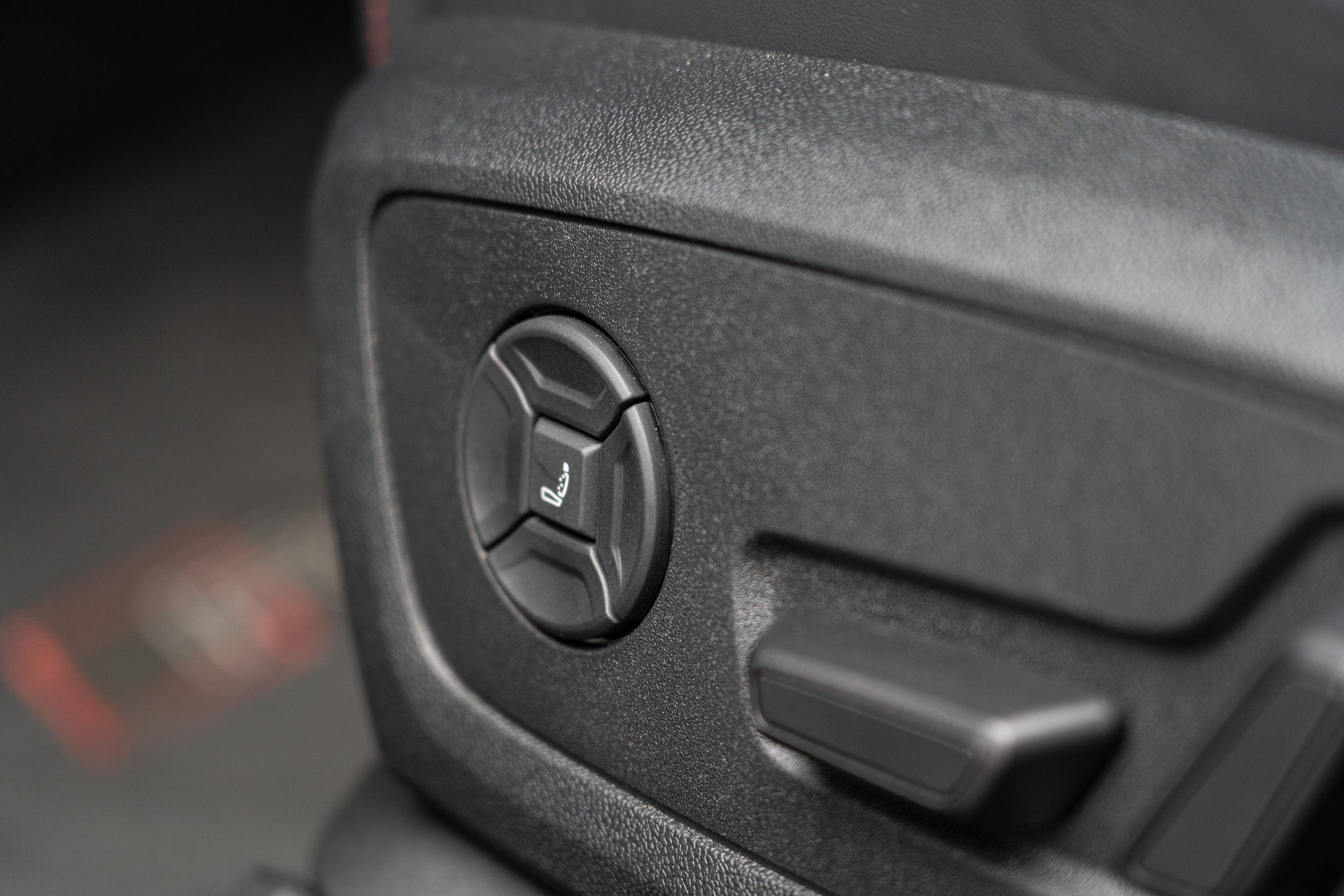 雙前座提供專注在腰靠方面的按摩功能,要價 11,000 元。