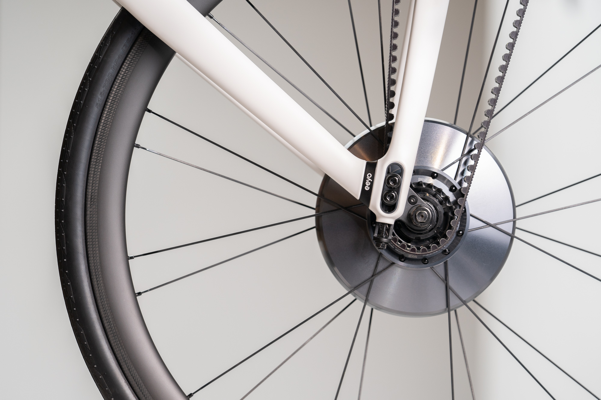 前兩百名購買 Gogoro Eeyo 1 極輕量智慧電動單車的消費者，將享升級 Eeyo Smartwheel 台灣限定版「太空灰鋁合金輪轂」。