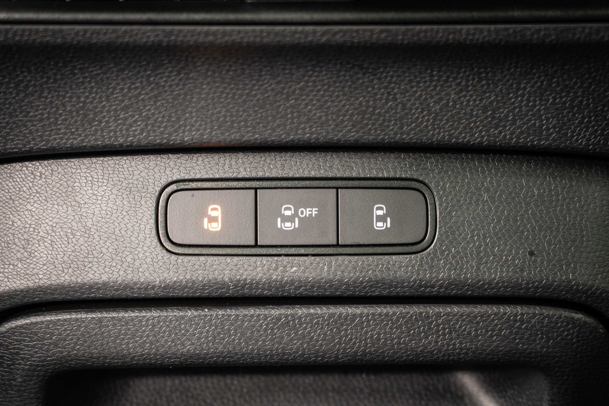 配置左右電動滑門機制。