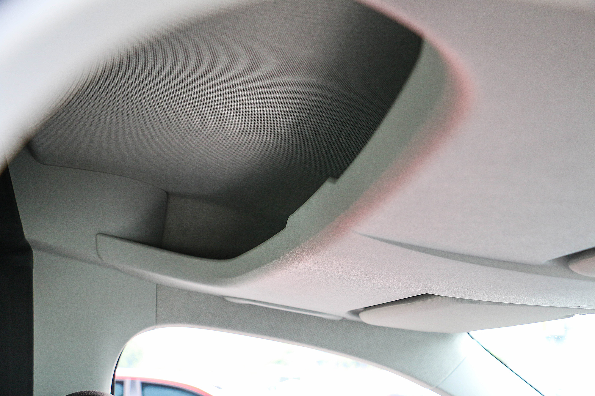 挑高的車艙空間不僅提升舒適度，也設計了便利的置物夾層。