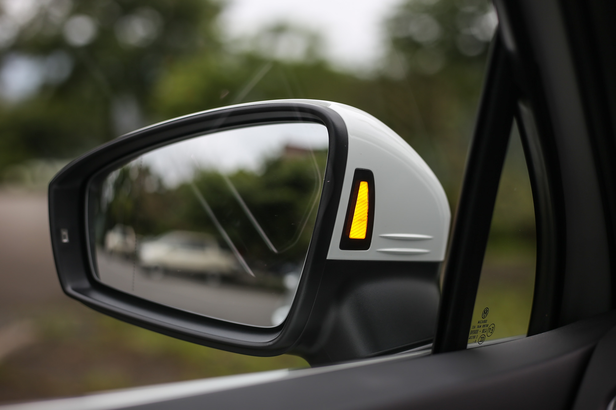 車側盲點警示系統的警示燈設計於後視鏡內側，相對於設計在後視鏡玻璃上更為清晰易辨。