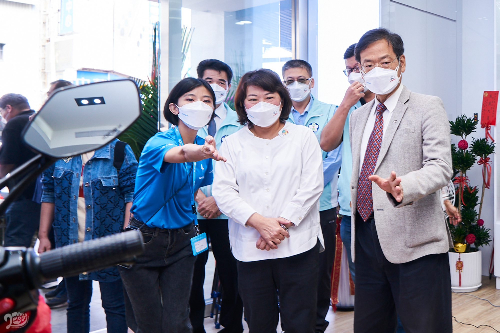 Ionex 宸源綠能李珮頎總經理及光陽集團柯俊斌執行長向嘉義市黃敏惠市長介紹 Ionex 電動機車。