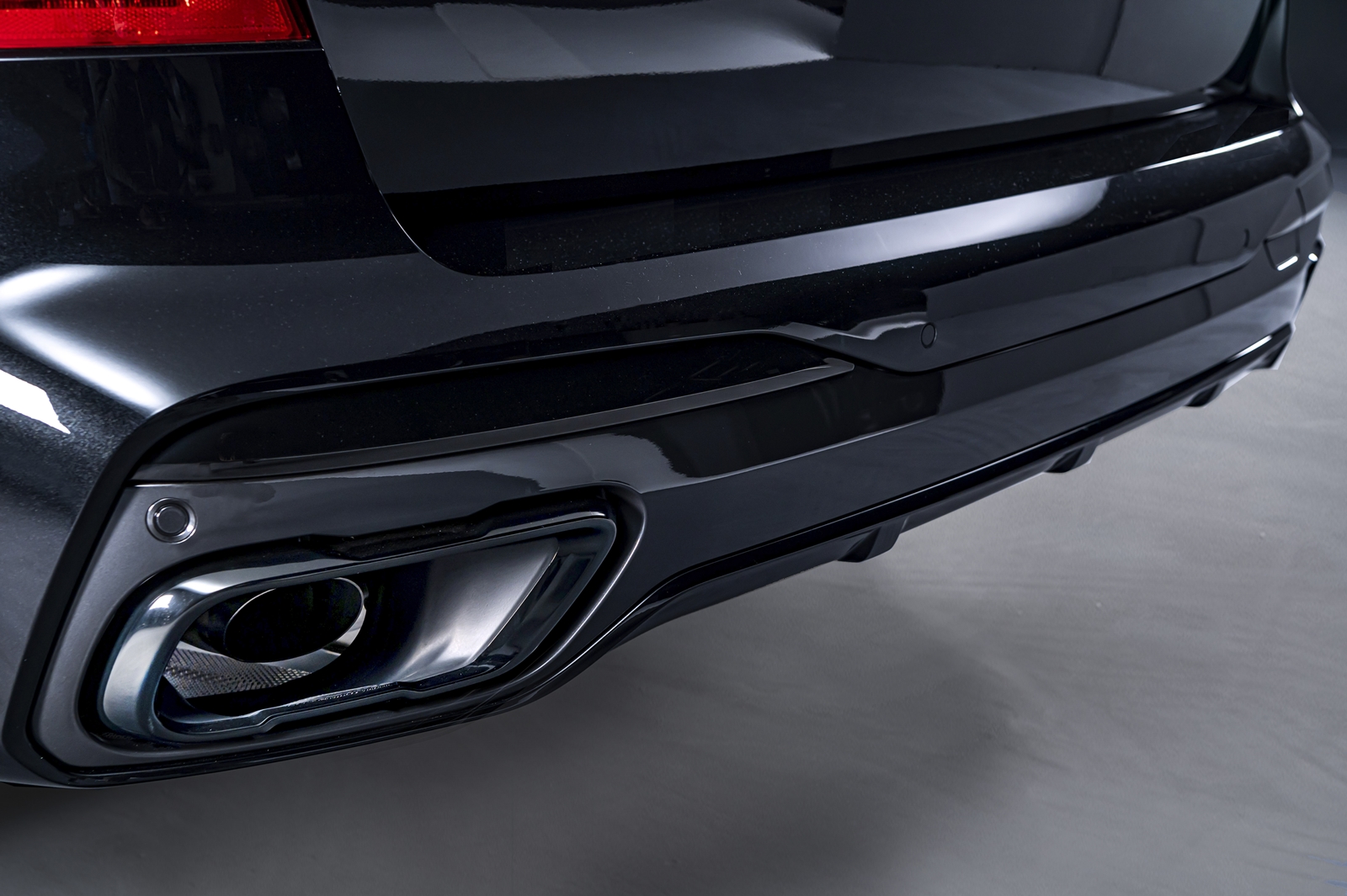 M 款運動化排氣系統與黑色高光澤排氣尾飾管均為 BMW X7 Dark Knight曜黑版標準配備。