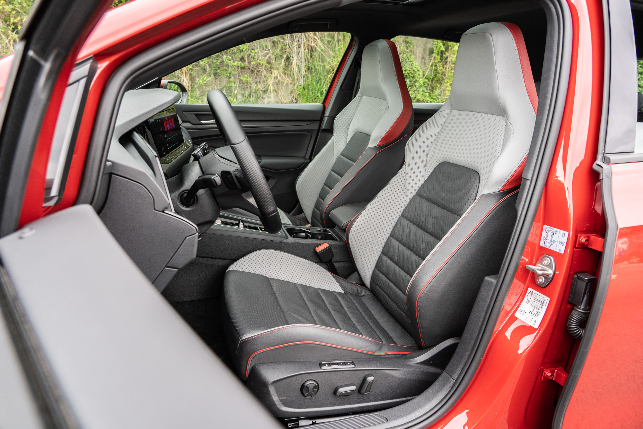 標配真皮跑車型座椅,駕駛座為電動調整。