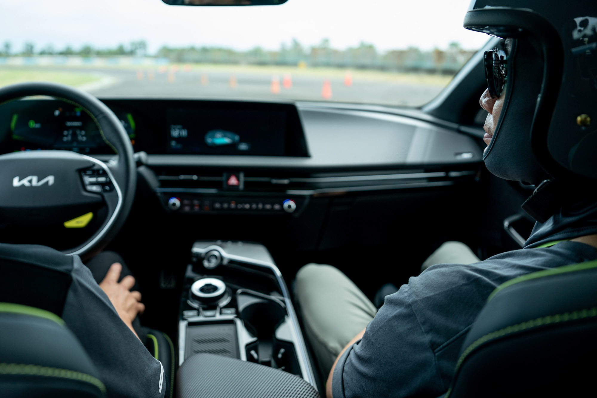 飄移關卡由教練駕駛,媒體只需坐在副駕駛座體驗。