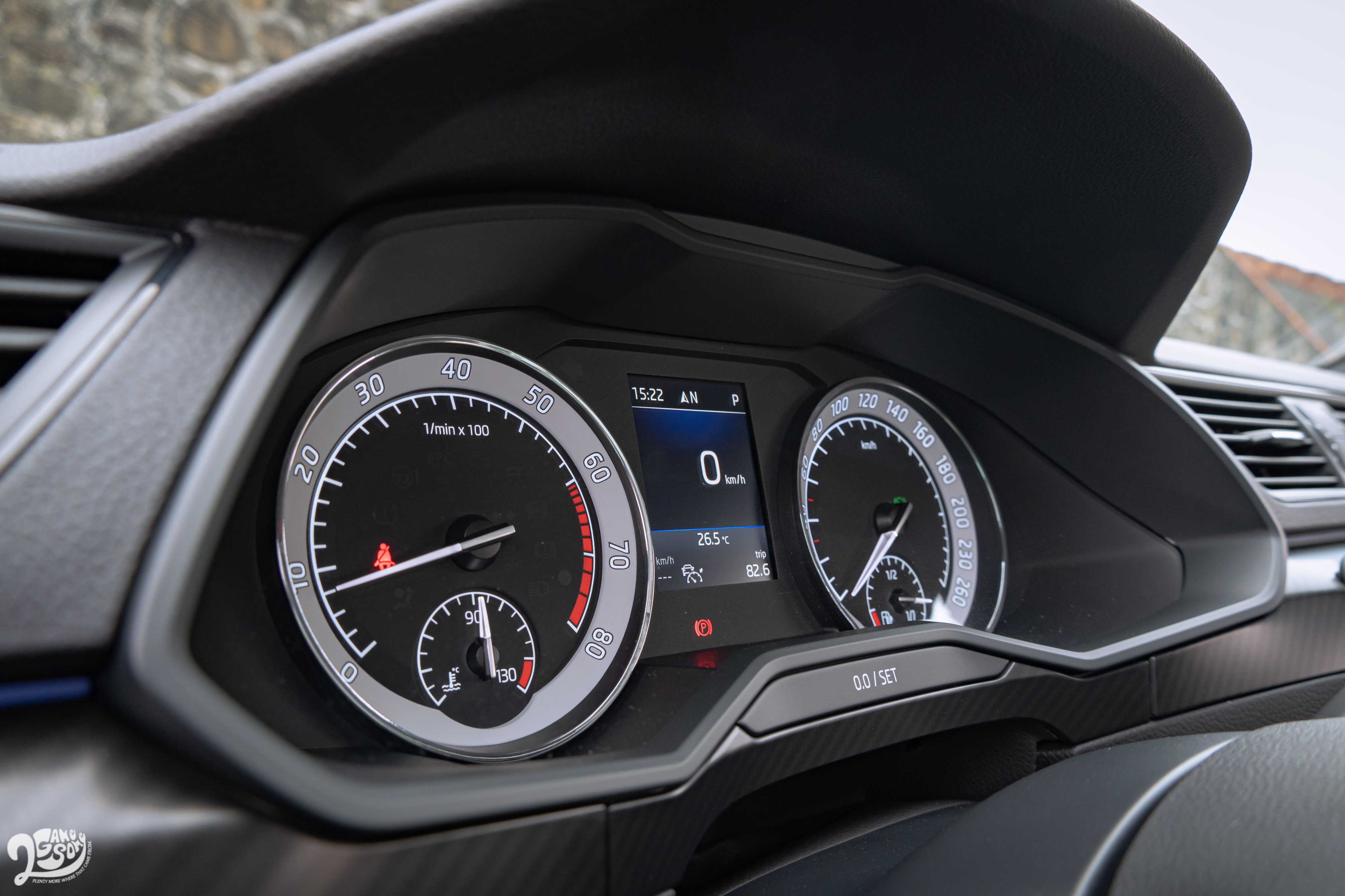 若不滿足於標配的雙環式儀表，可以再選配近似於 Volkswagen、Audi 的全數位儀表。