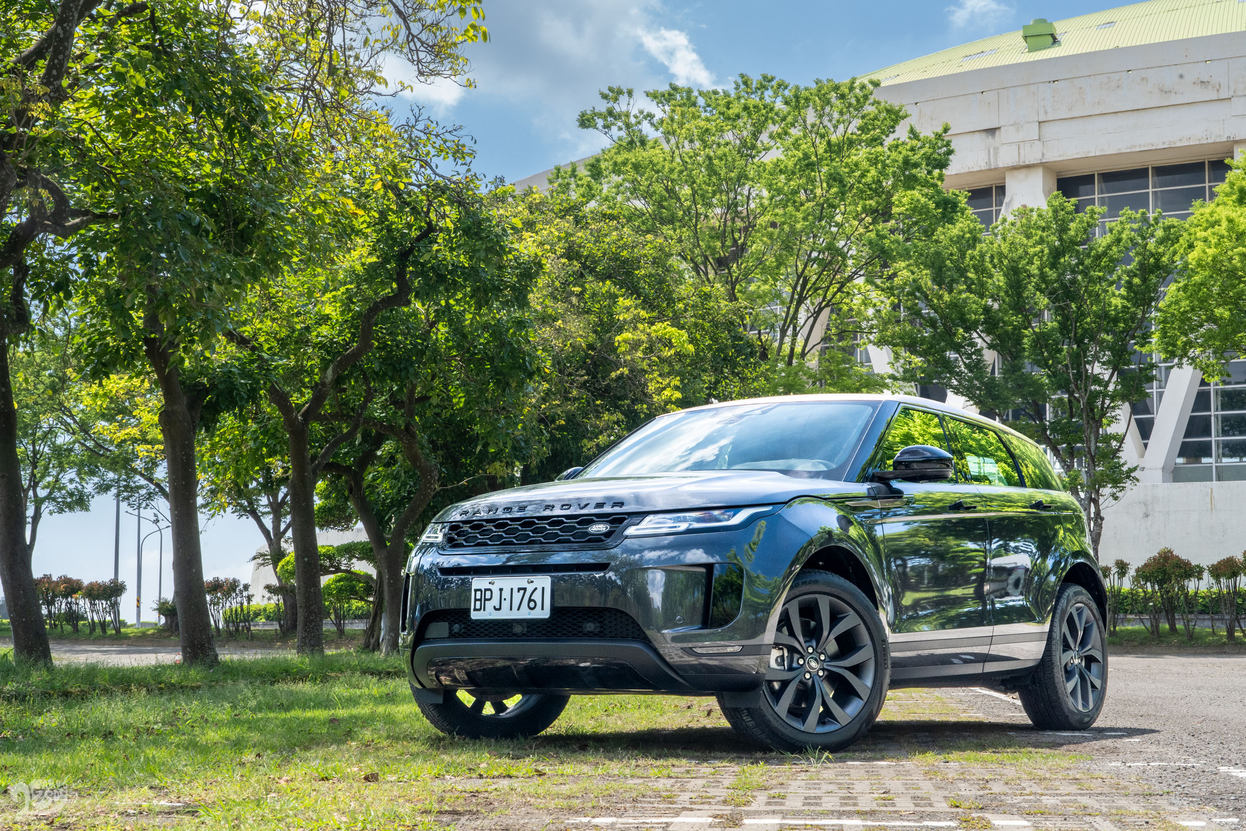 試駕車色為消費者接受度相當高的喀爾巴阡灰。