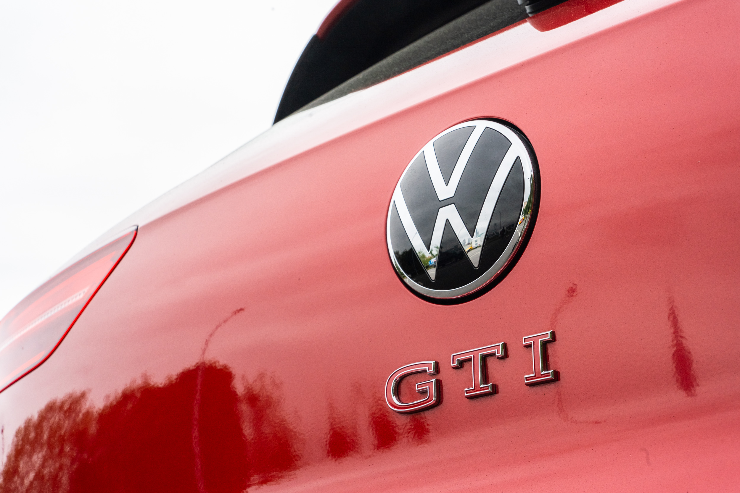 「GTI」銘牌改置尾門中央。