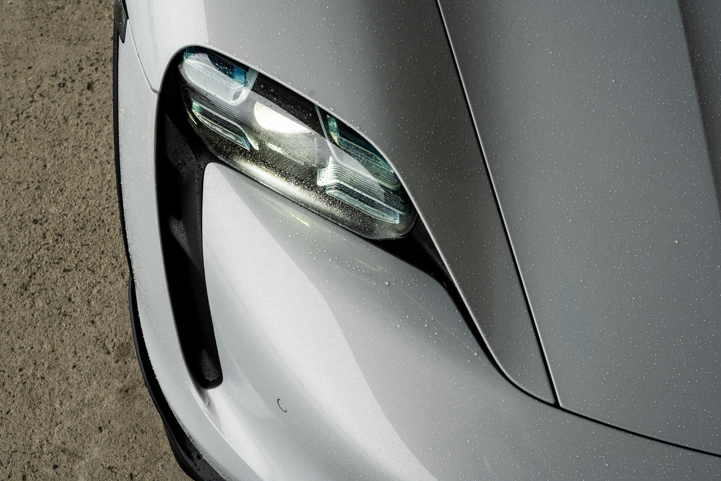 標配 LED 頭燈與四點式 LED 日行燈。