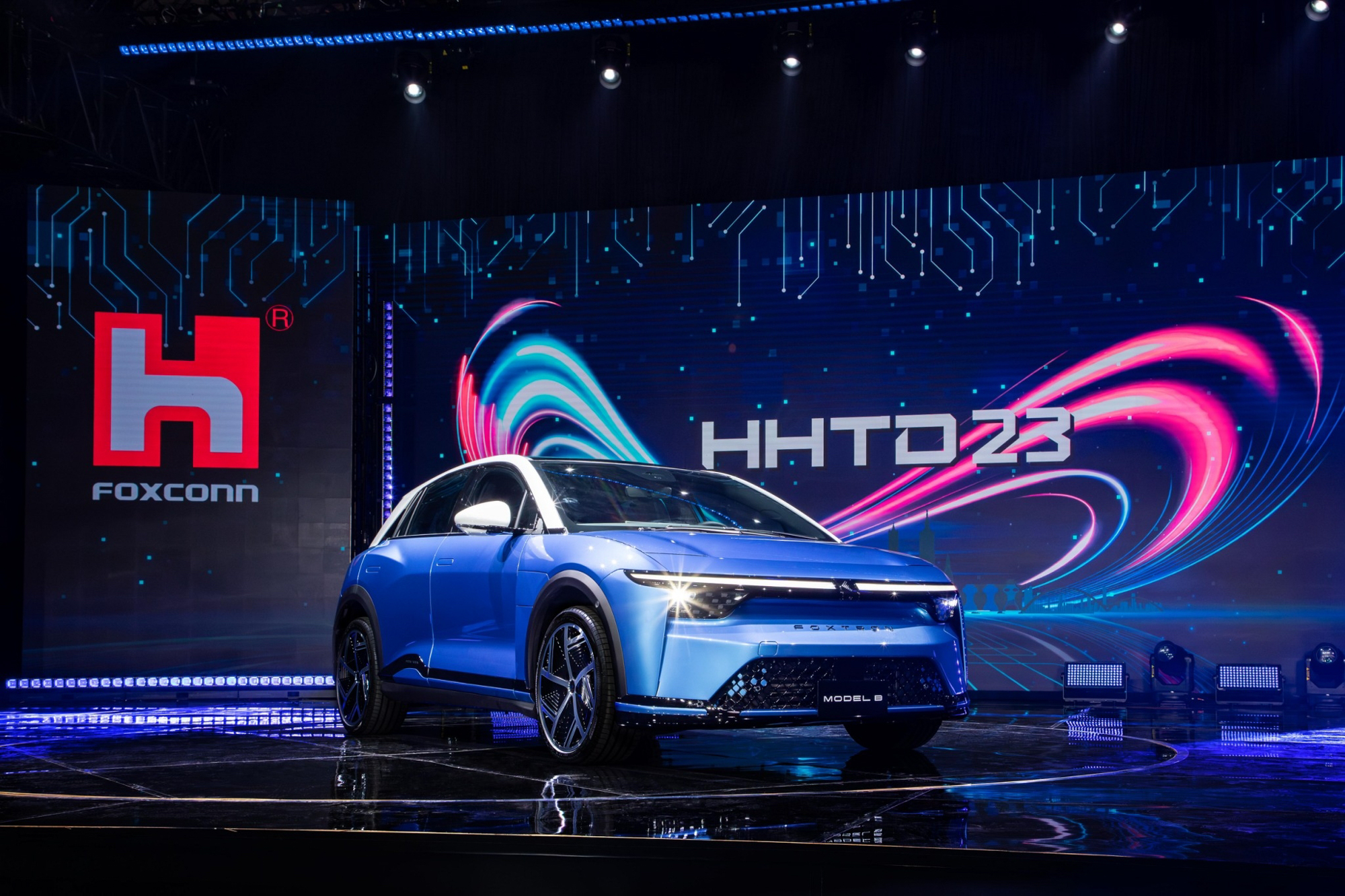 MODEL B以量產規格現身,提供實體後視鏡作為選擇以外,也提供雙采車色,並針對車內數位儀表板加大、重新修改座椅造型等優化。