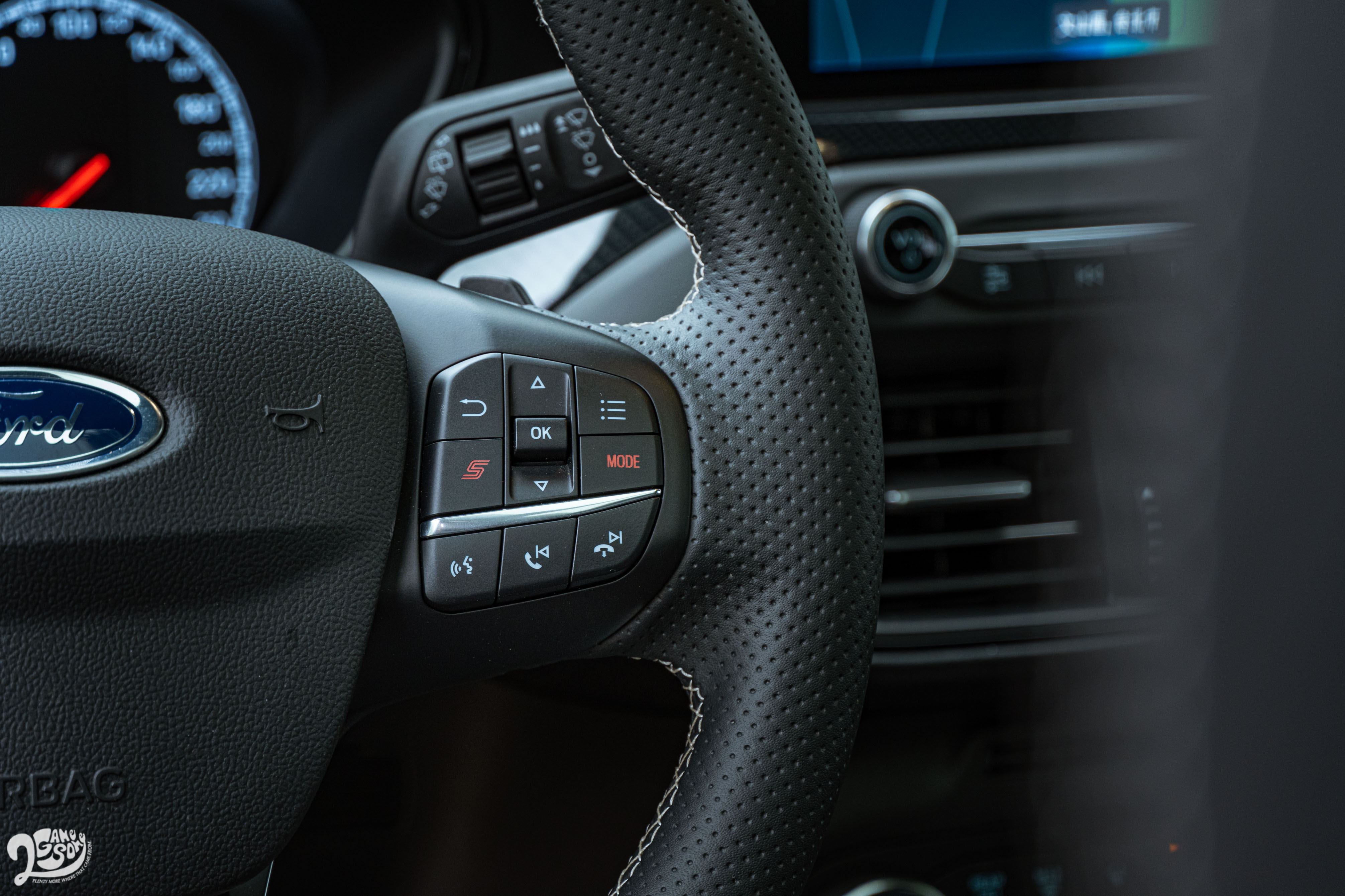 方向盤右側有模式切換鍵與「S」運動模式快捷鍵。