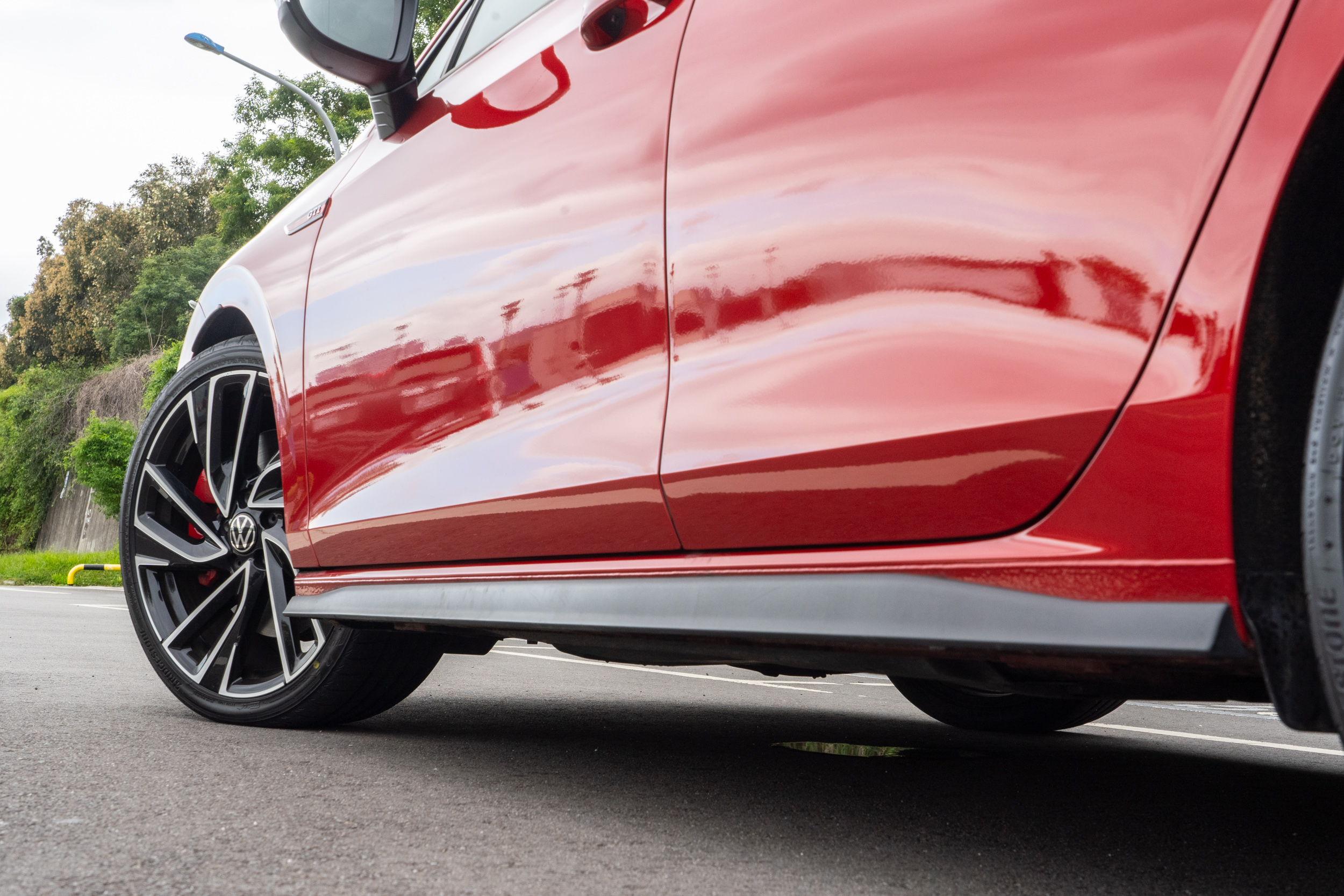 側群採用黑色處理,前後下擾流呼應。