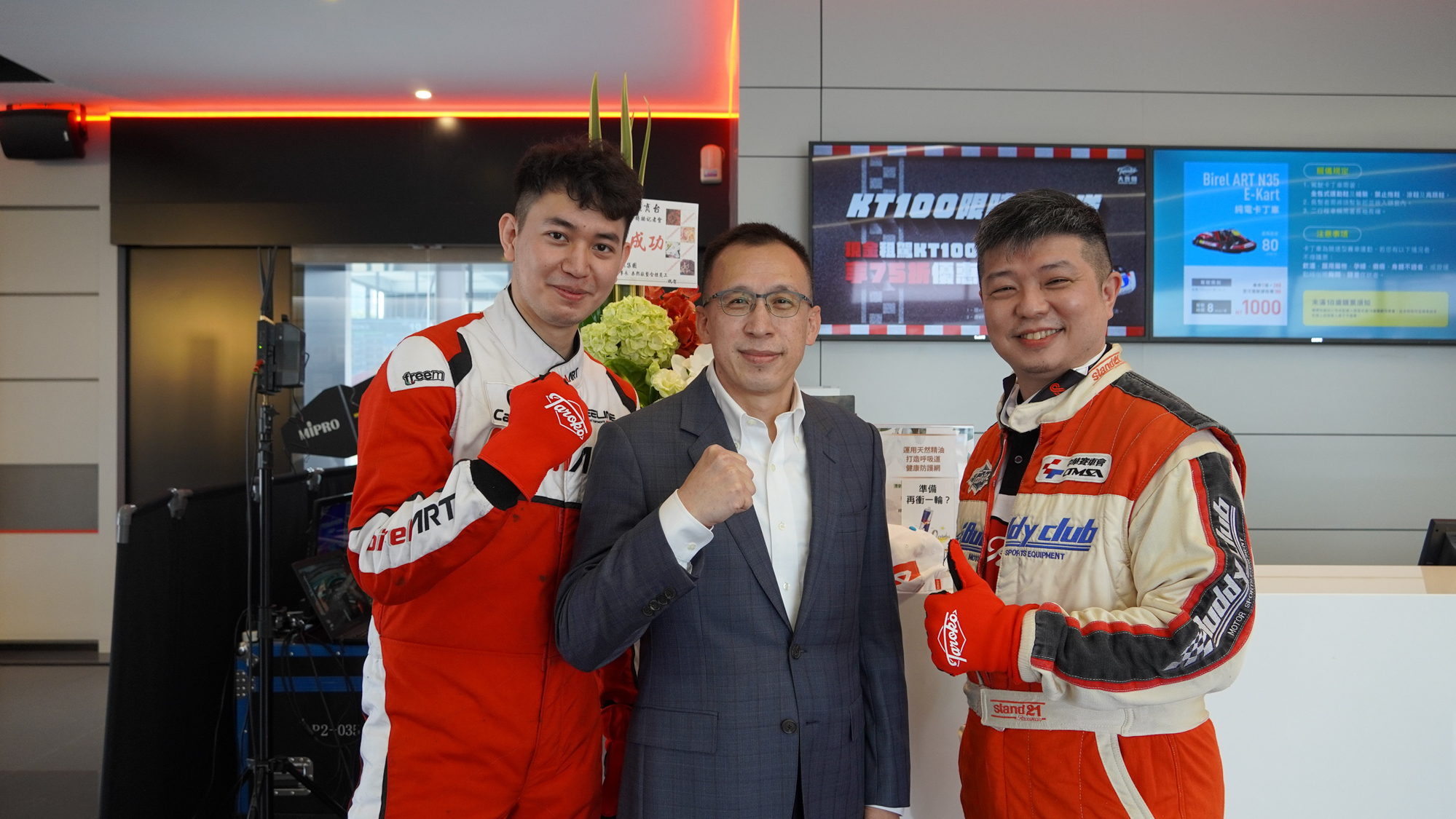迎接2022F1全新賽季,緯來體育台也以黃金轉播陣容應戰,包括賽事主播高名賢以及張暘,搭檔資深車評許俊麒,以及最專業的轉播團隊,保證可以讓車迷朋友們體驗親臨賽事現場的震撼。