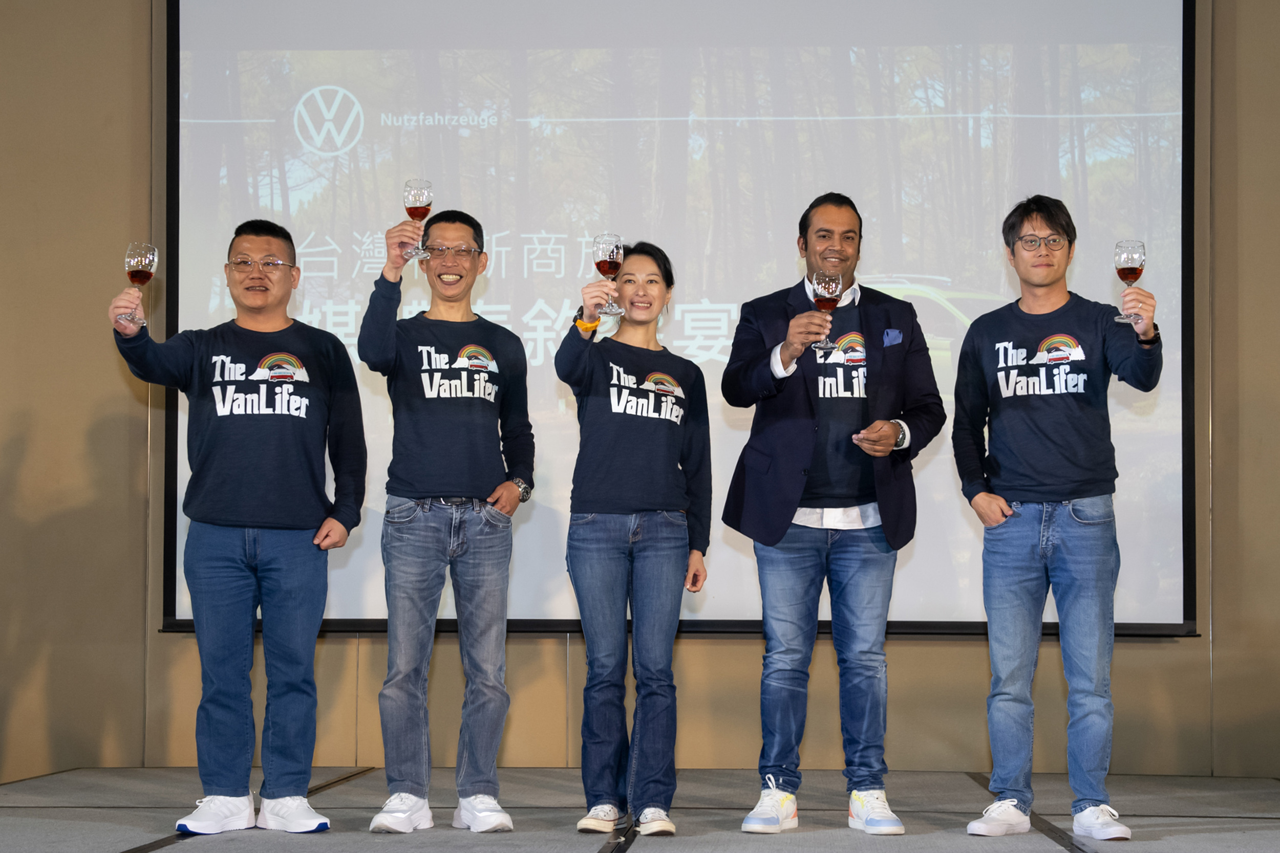 台灣福斯商旅銷售處長 Long Chen 陳顯隆、台灣福斯商旅 售後服務處長 Lance Lin 林黎烈、台灣福斯商旅總裁 Julia Wu 巫詩棻、奧迪福斯汽車集團總裁 Rahil Ansari、台灣福斯商旅行銷處長 Victor Ting。