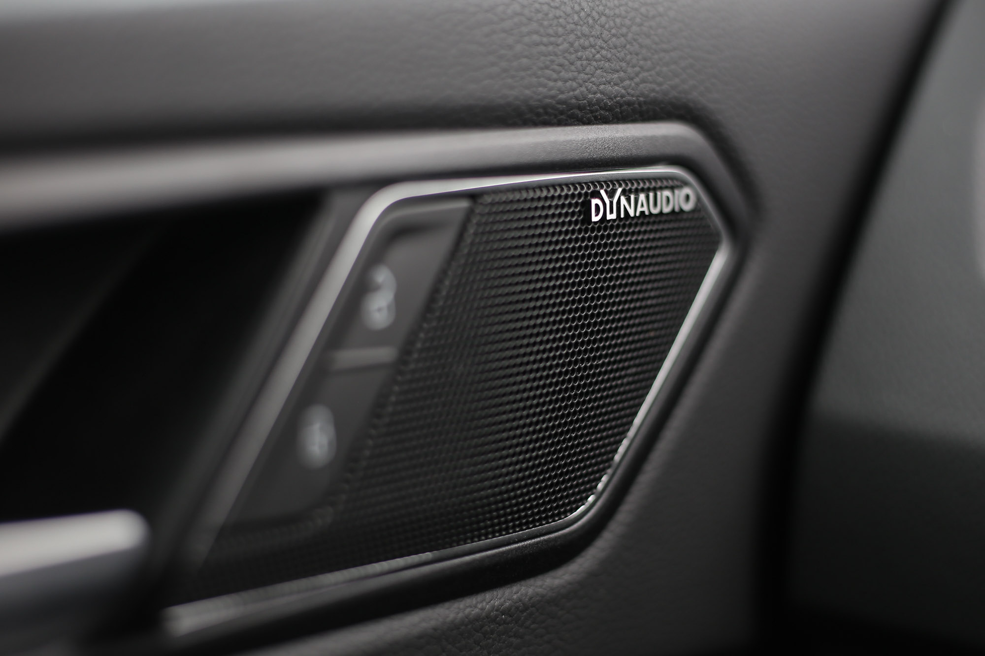 Tiguan 380 TSI標配DYNAUDIO環繞音響系統，具備9支揚聲器。