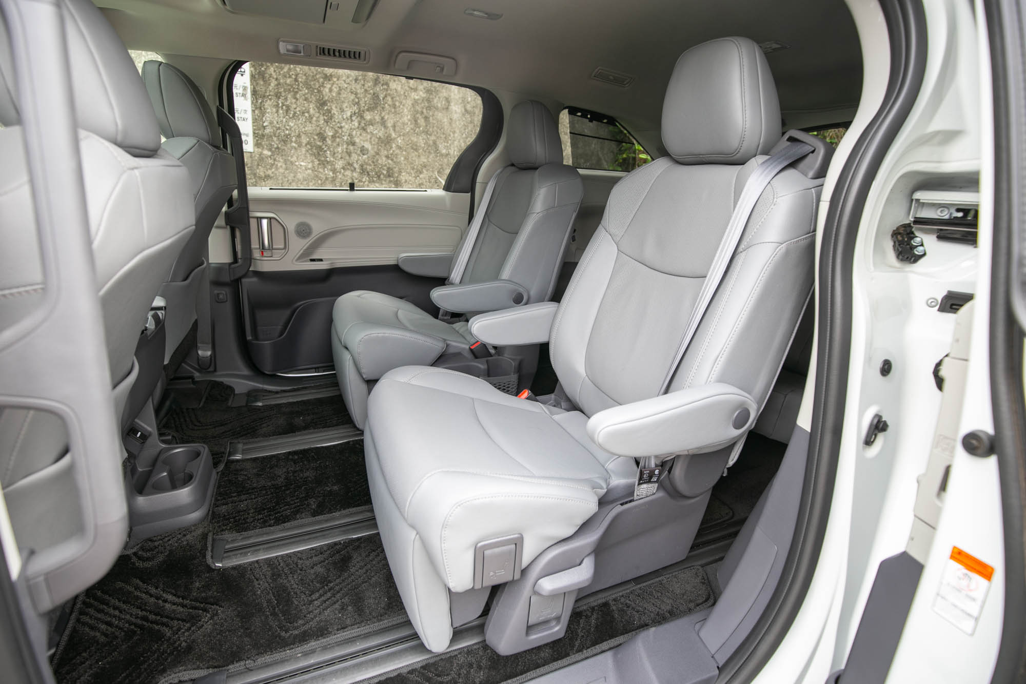 第二排 Ottoman 座椅有著長達 62.4 公分的前後滑移設計,中央通道可供車內人員移動。