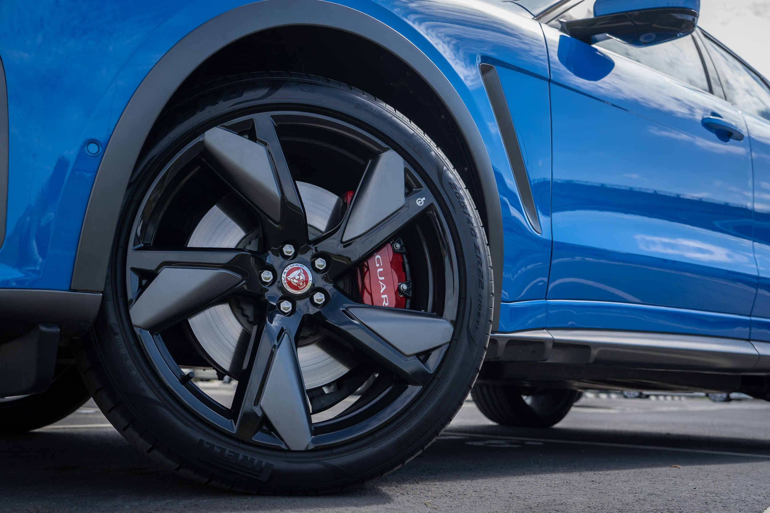 選配的 22 吋五幅亮澤黑搭配緞光科技灰的鍛造輪圈,僅要價新台幣 39,400 元,相當划算。