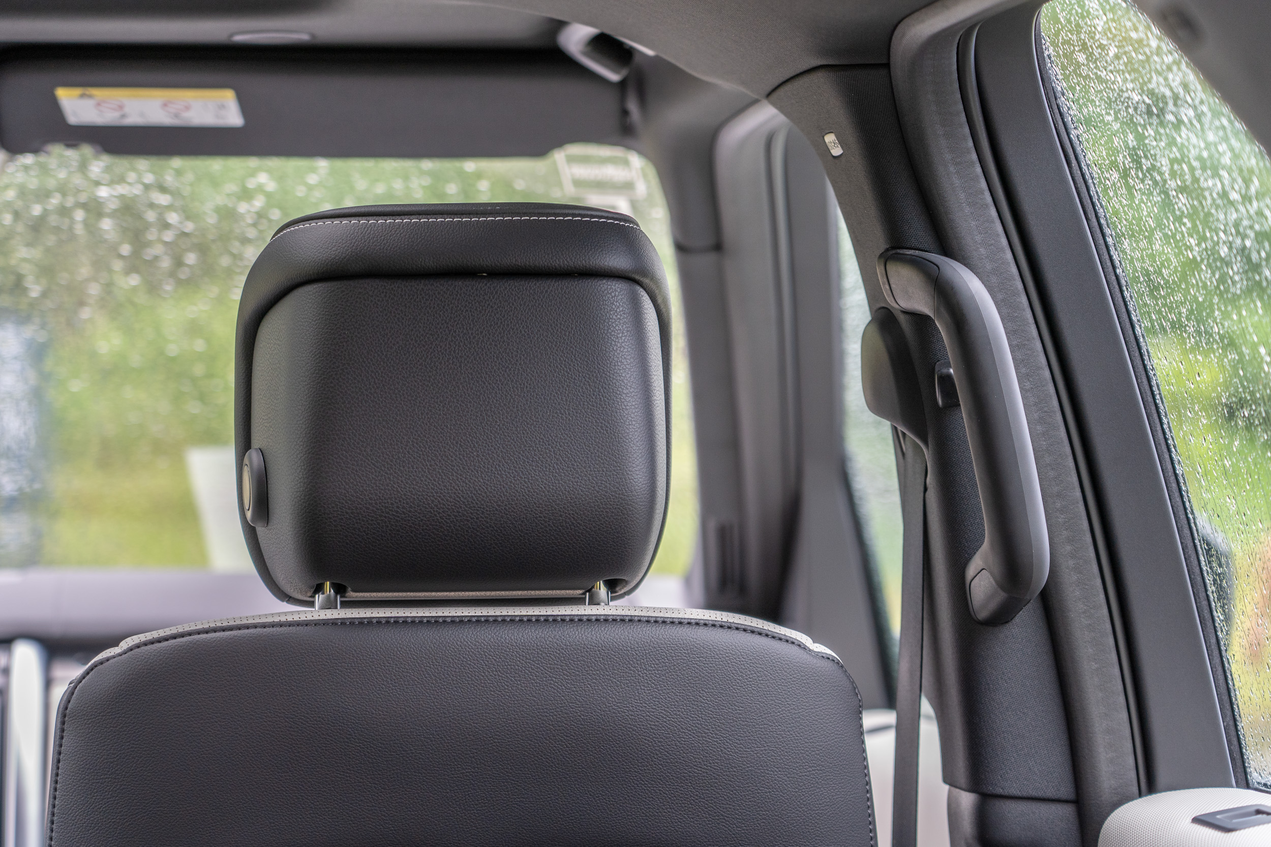 考量較高的底盤高度,B 柱上設有把手,便於上下車輔助。