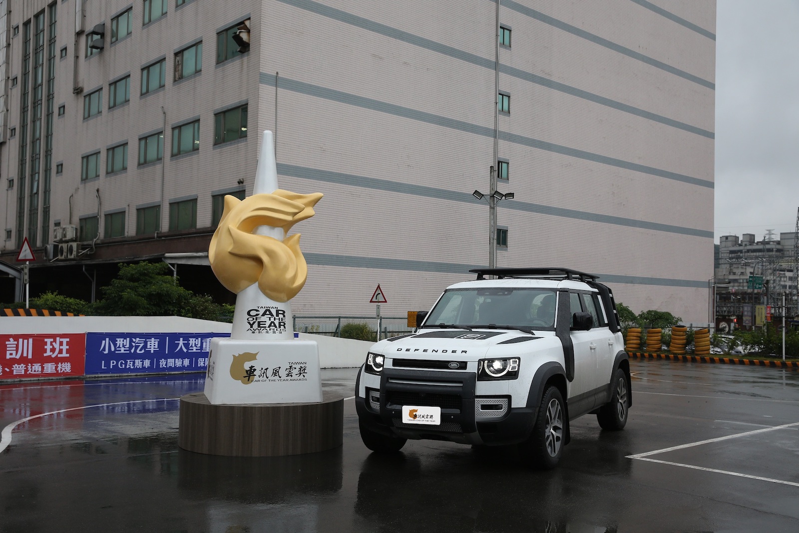 2021 最佳進口豪華大型 SUV Land Rover Defender。