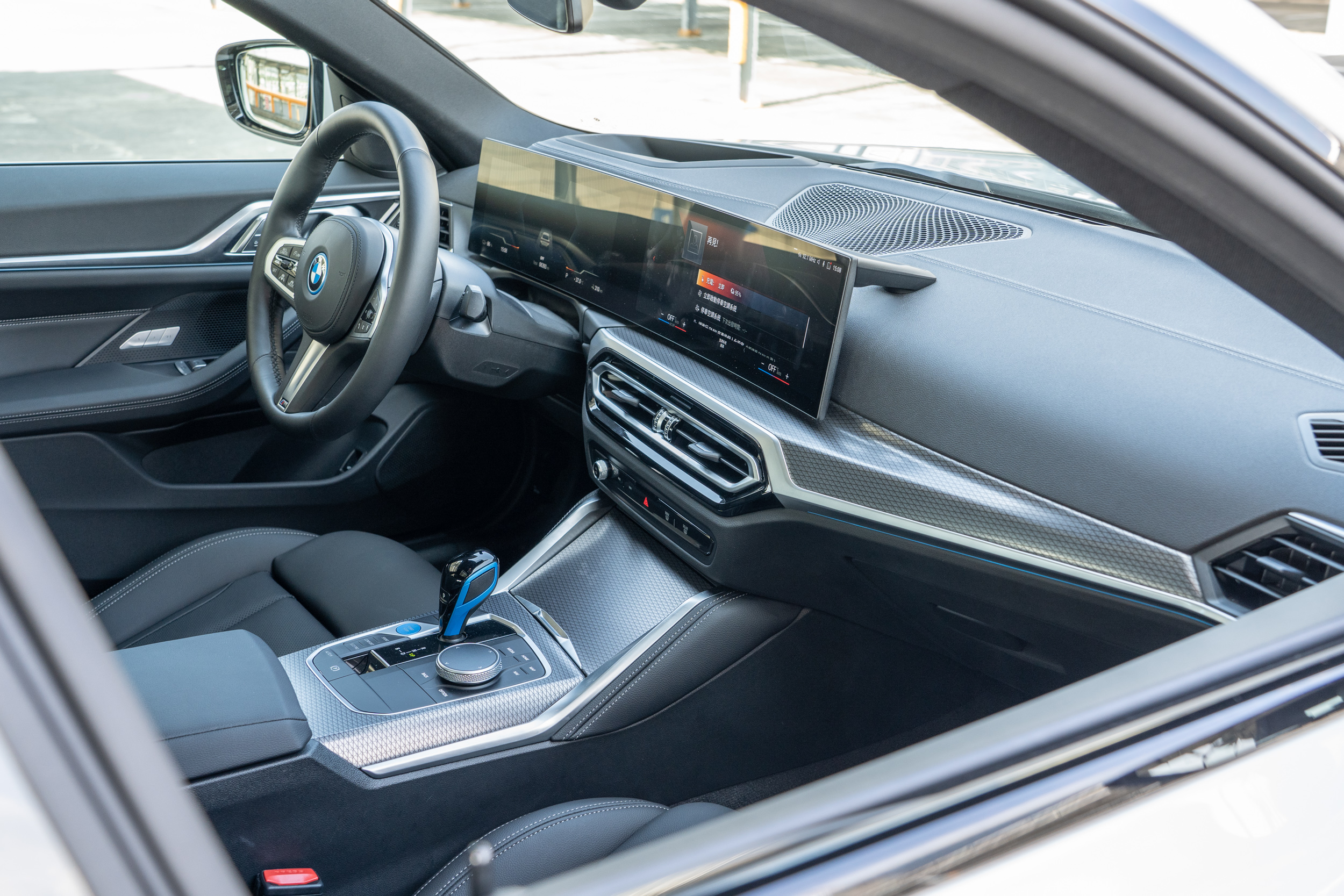 一體式曲面螢幕是 i4 與 4 系列 Gran Coupe 最大的差異點。