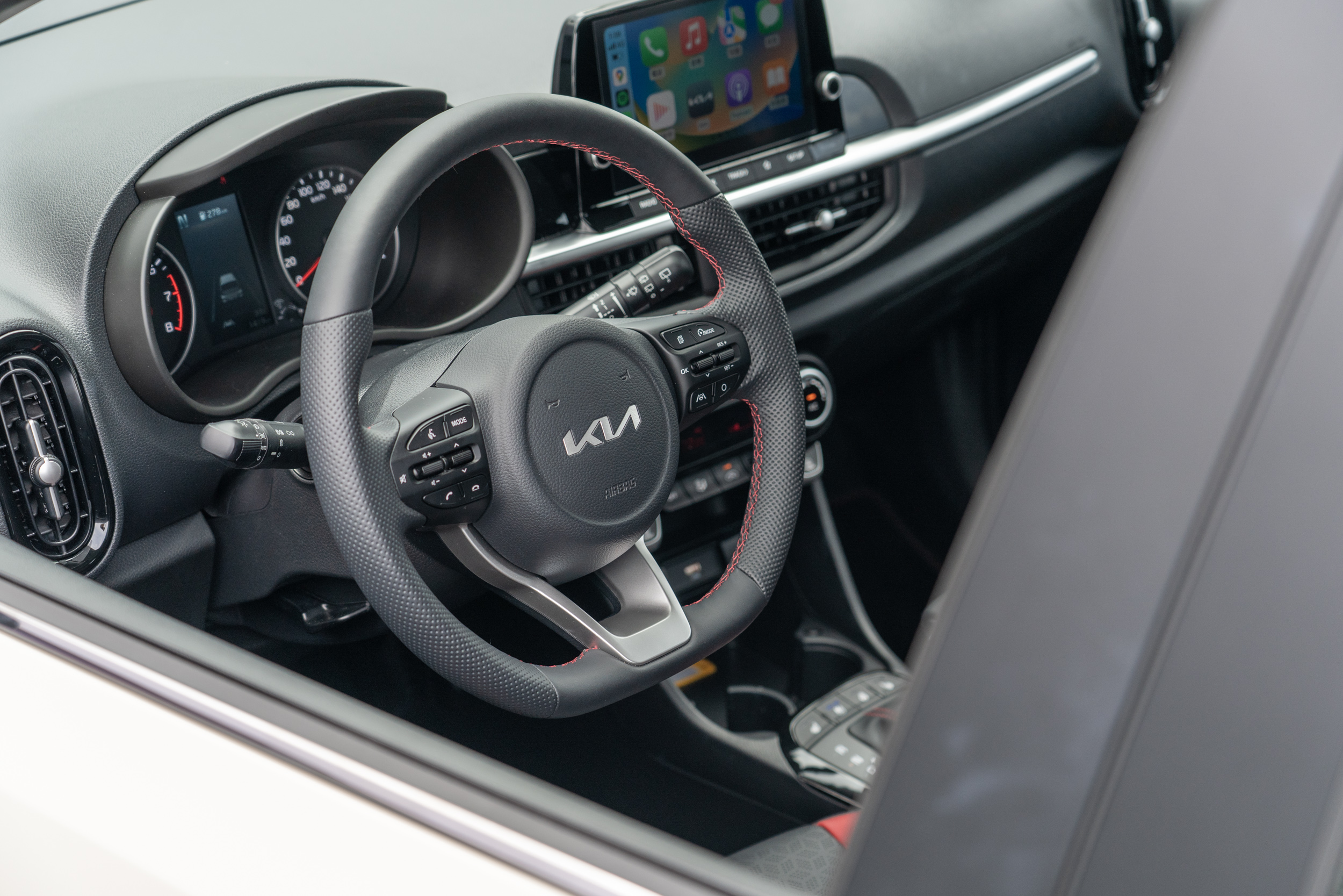 方向盤為多功能樣式,左方主控音響、右方則為輔助駕駛。