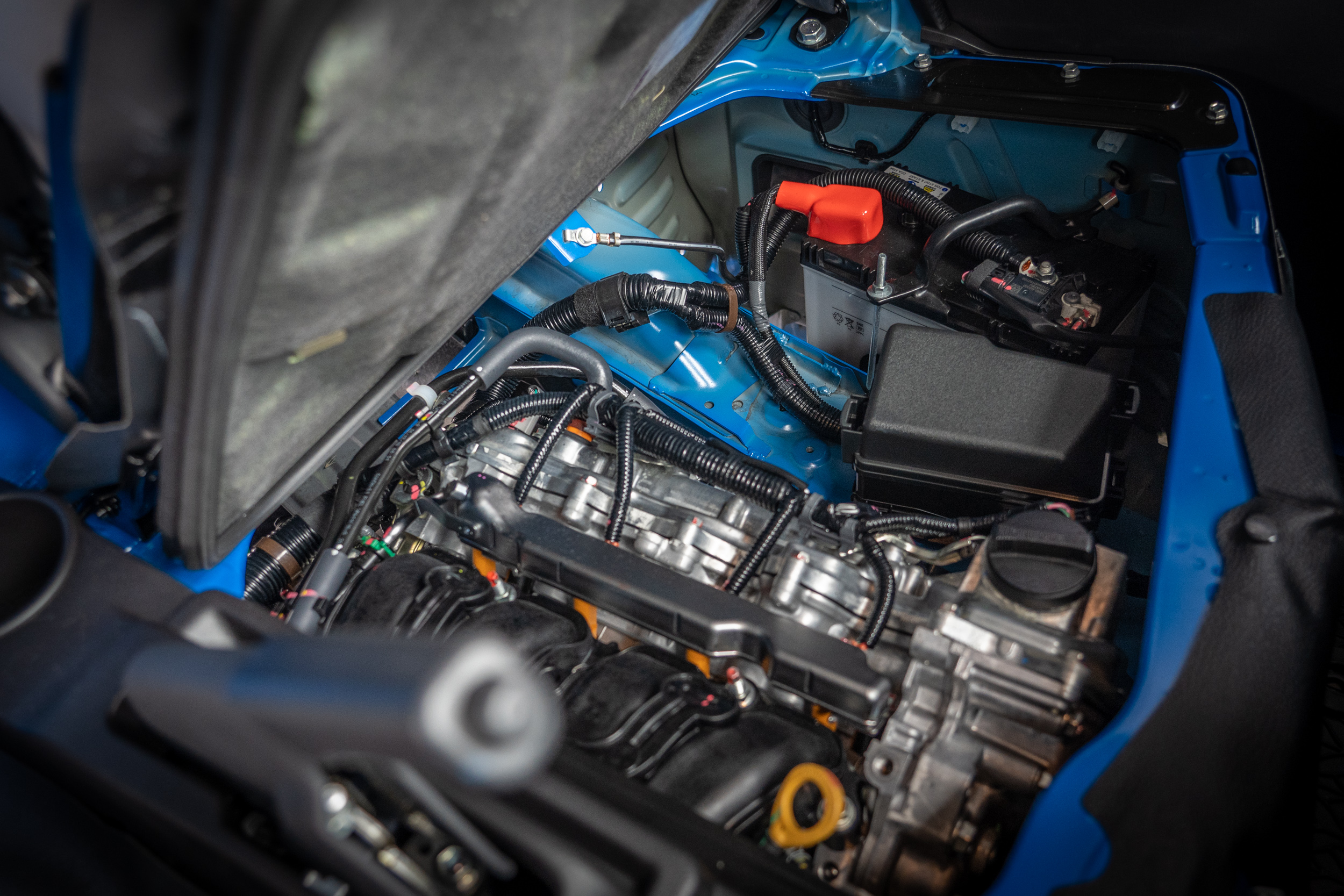 電瓶位置改放置引擎室內,在不大影響維修「手路」的前提上,增加了防盜性。