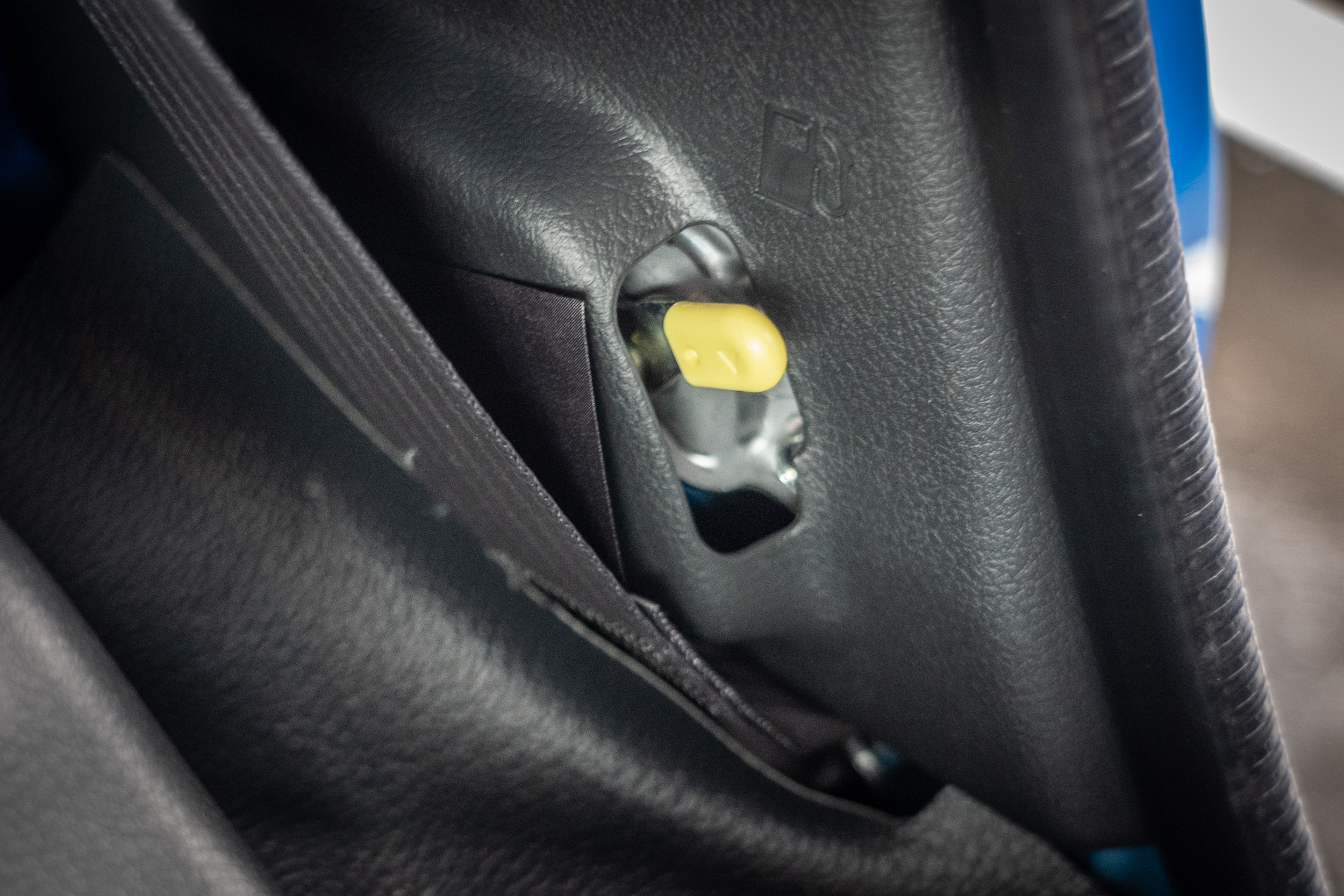 駕駛左側的拉柄一按下，就可免下車直接打開副駕駛側的油箱蓋。